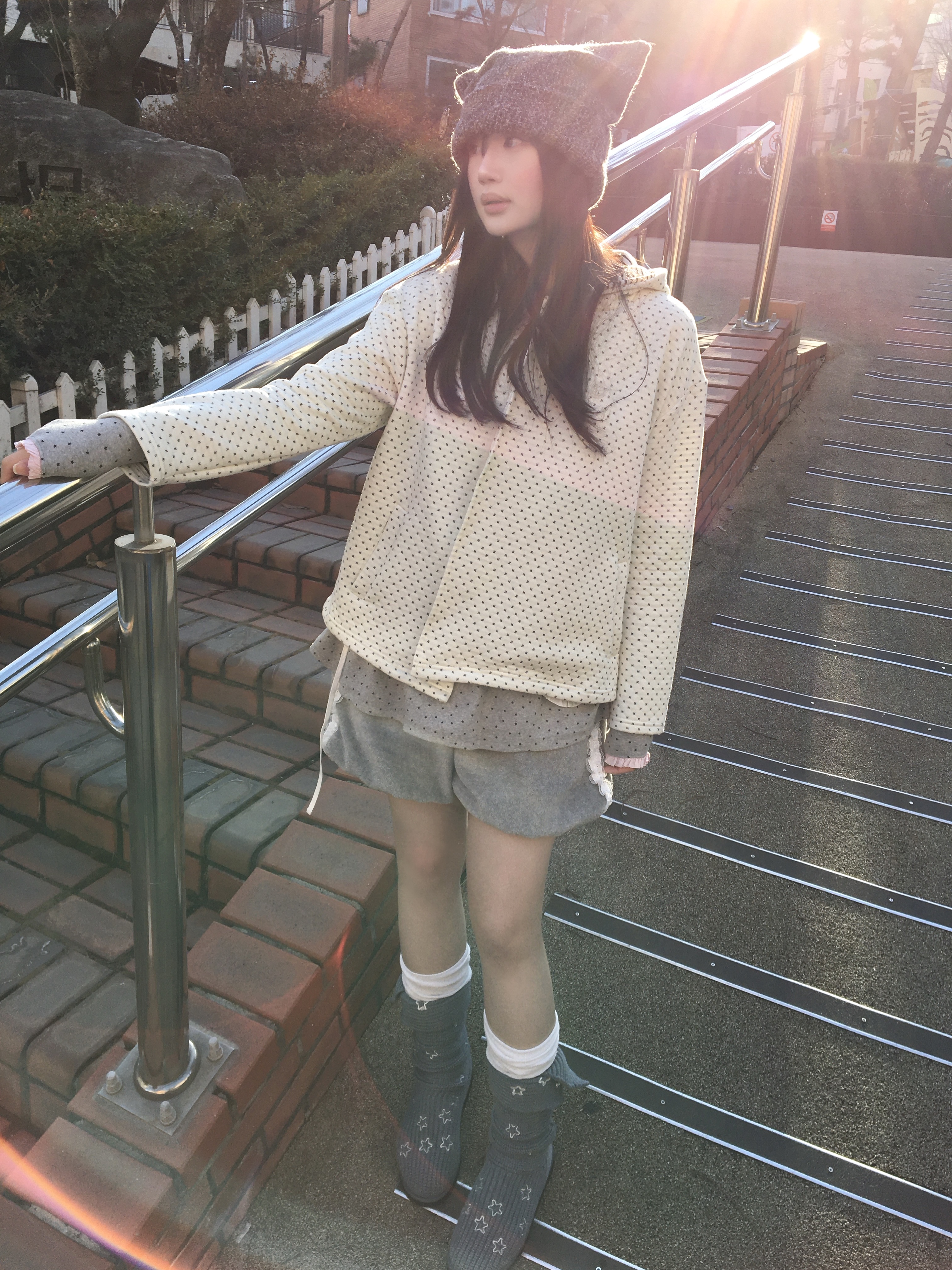 COYSEIO Wide Cat Beanie Grey 착용 스타일
