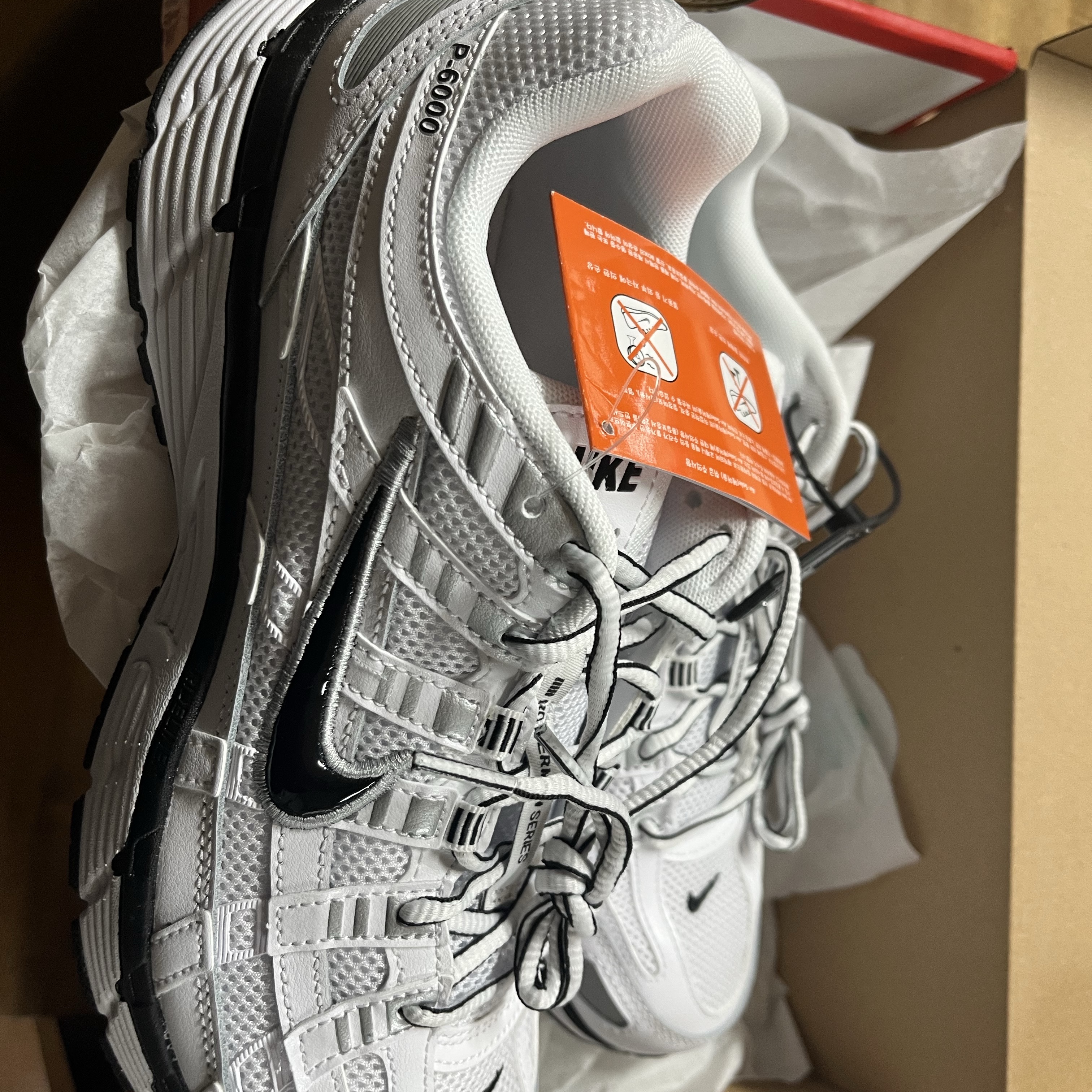 Nike P-6000 White Metallic Silver 착용 스타일 - 2