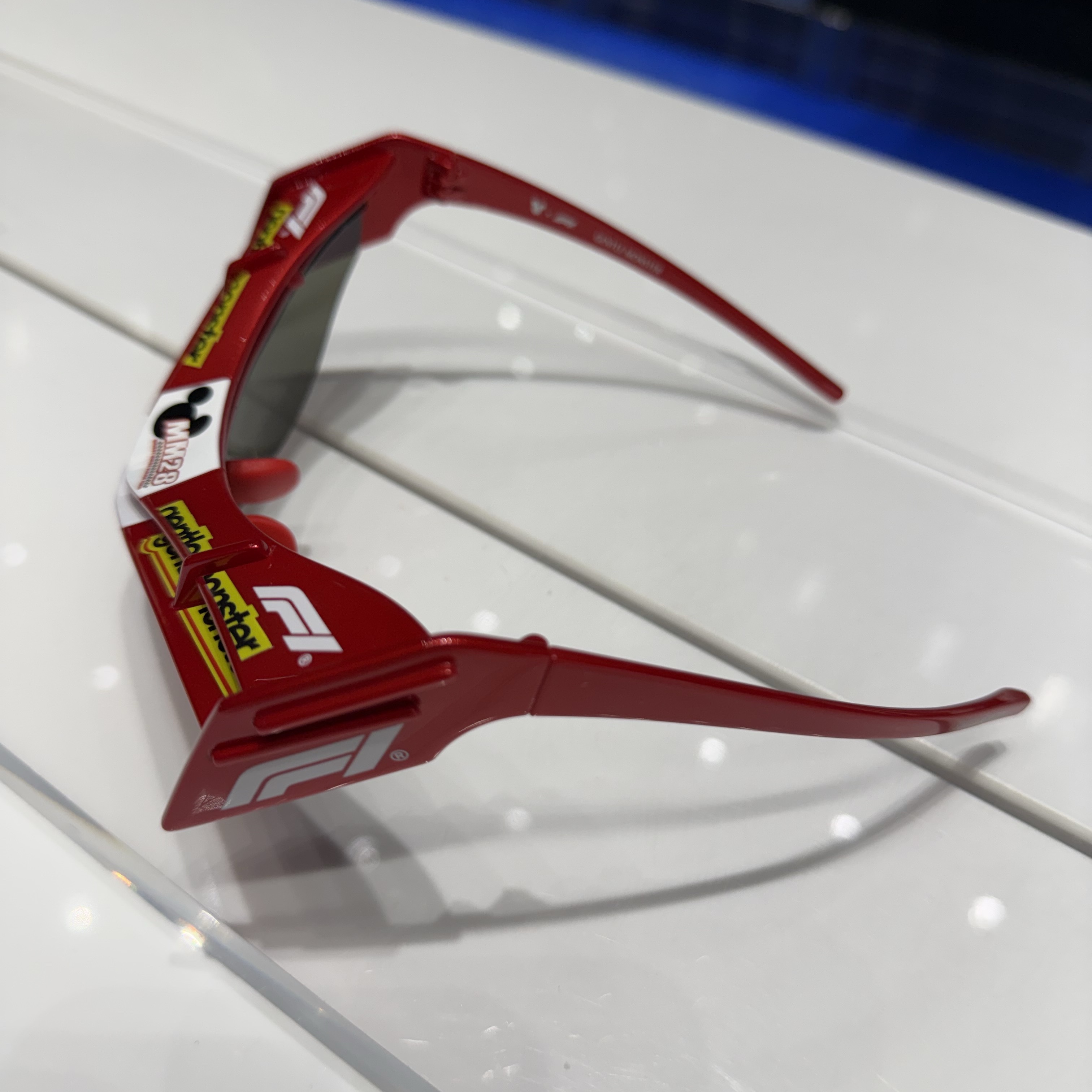 Gentle Monster x Disney x F1 Wing 4 R13 Red 착용 스타일 - 2