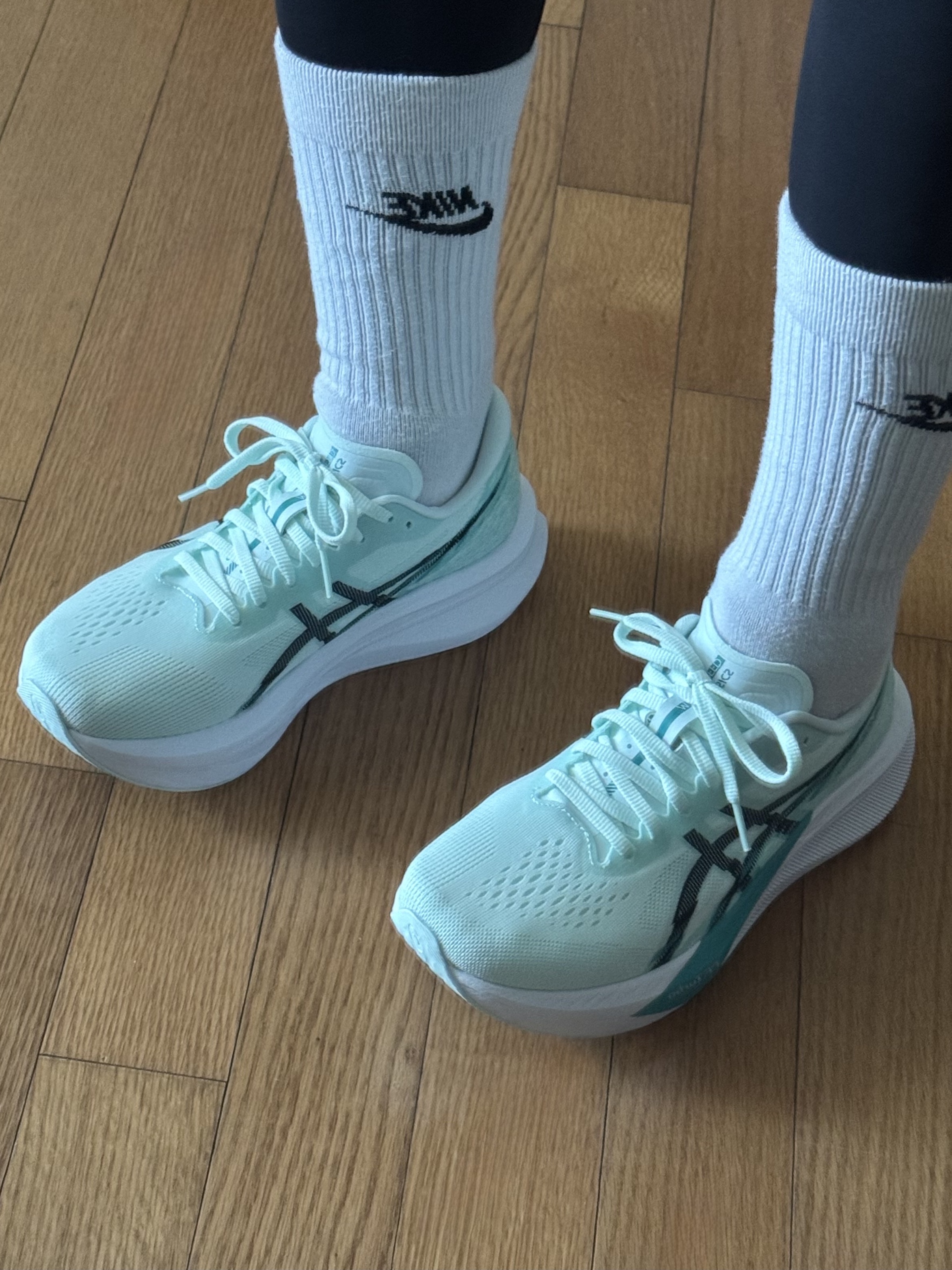 Asics Magic Speed 4 Soothing Sea Black - 2E Wide 착용 스타일 - 3