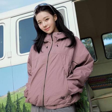 New Balance Uni 740 Shifted Woven Jacket Grey Pink 착용 스타일