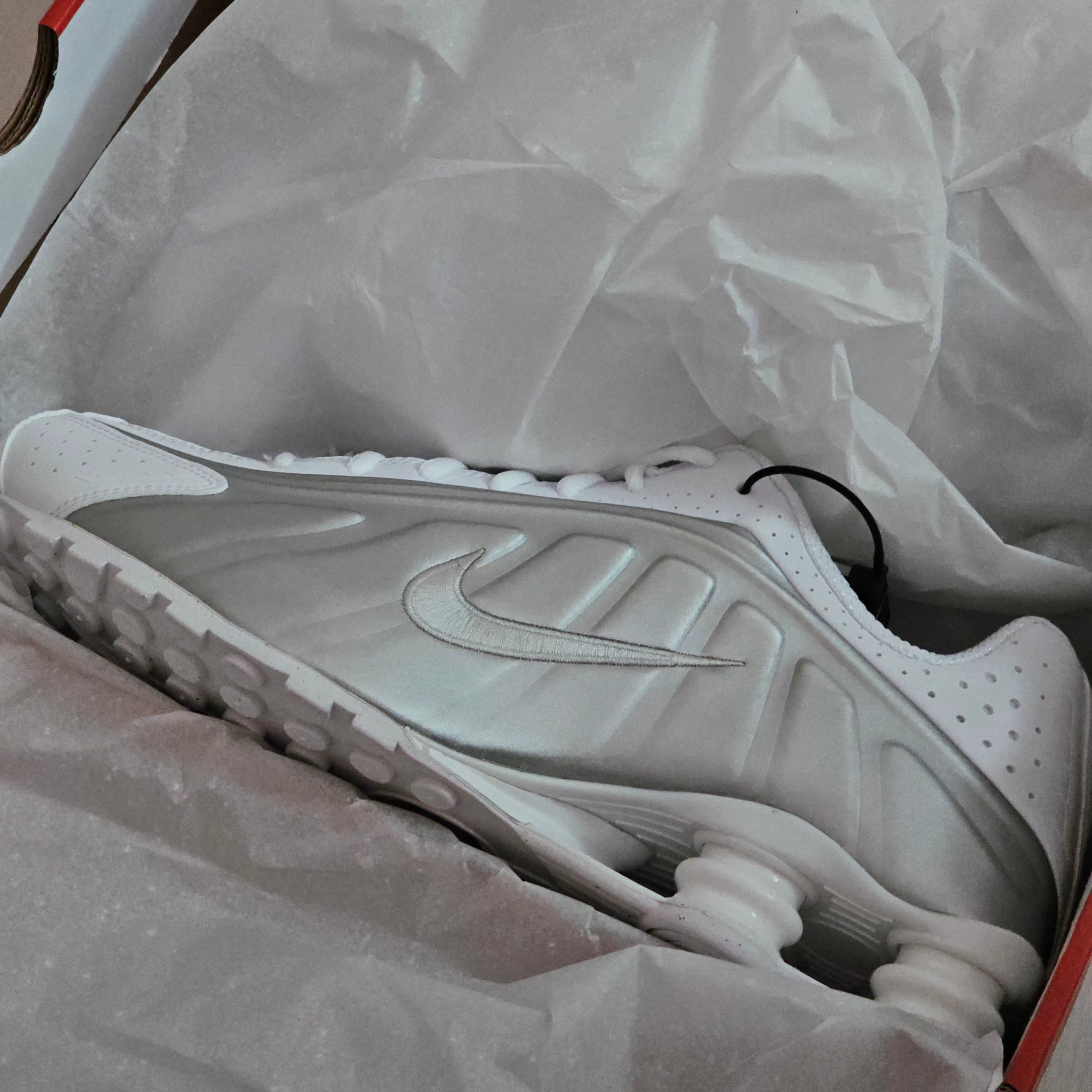 Nike Shox R4 White Bright Crimson 착용 스타일 - 4