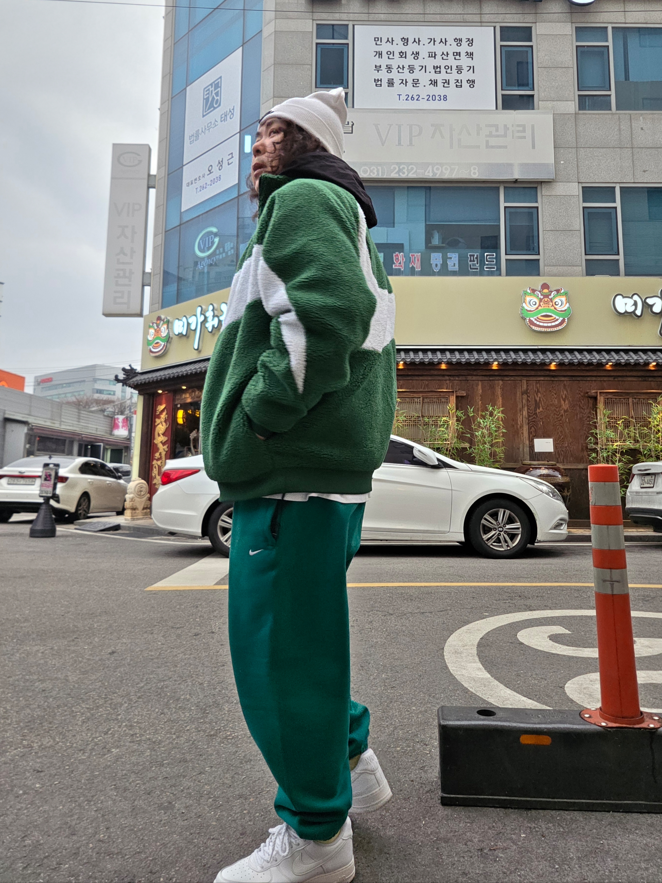 Nike NSW Utility Futura Beanie White, Nike Big Swoosh Full Zip Jacket Gorge Green White 착용 스타일 - 2