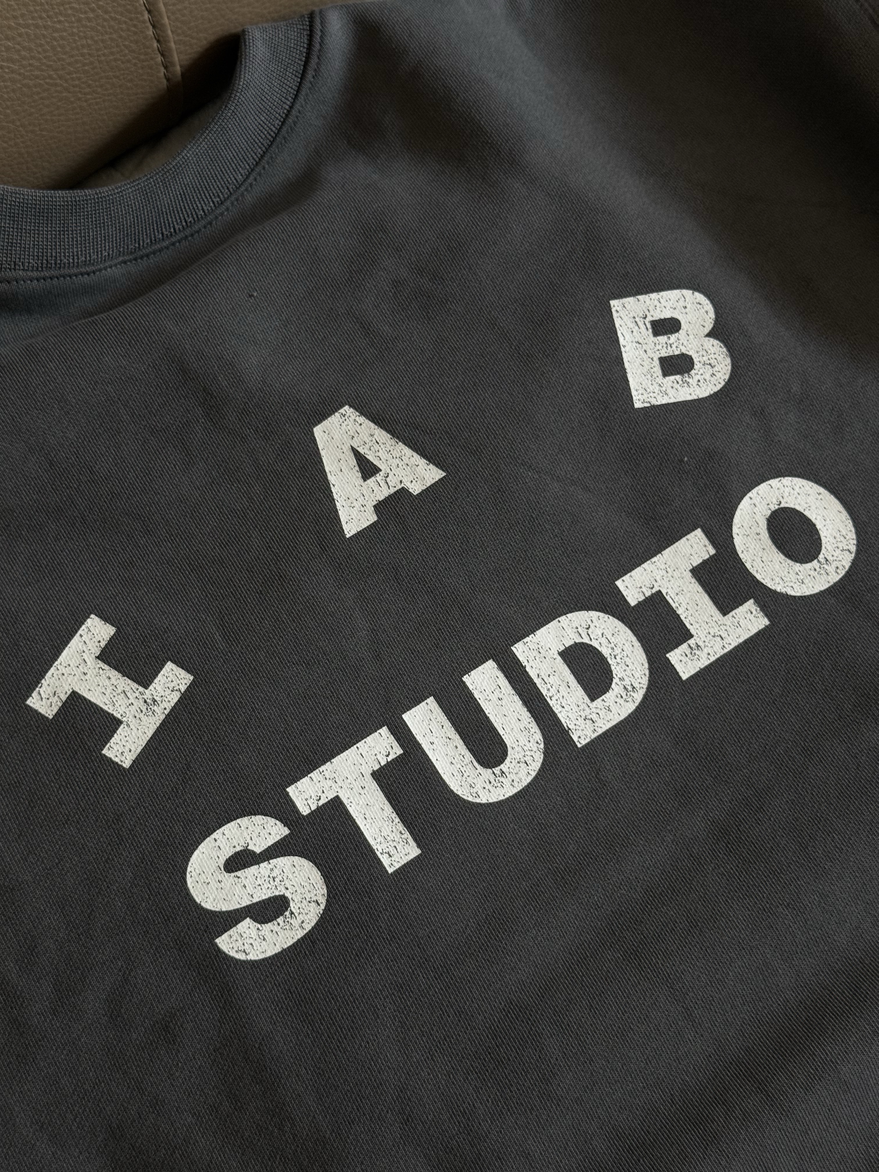 IAB Studio IAB Damaged Logo Sweatshirt Charcoal 착용 스타일 - 3
