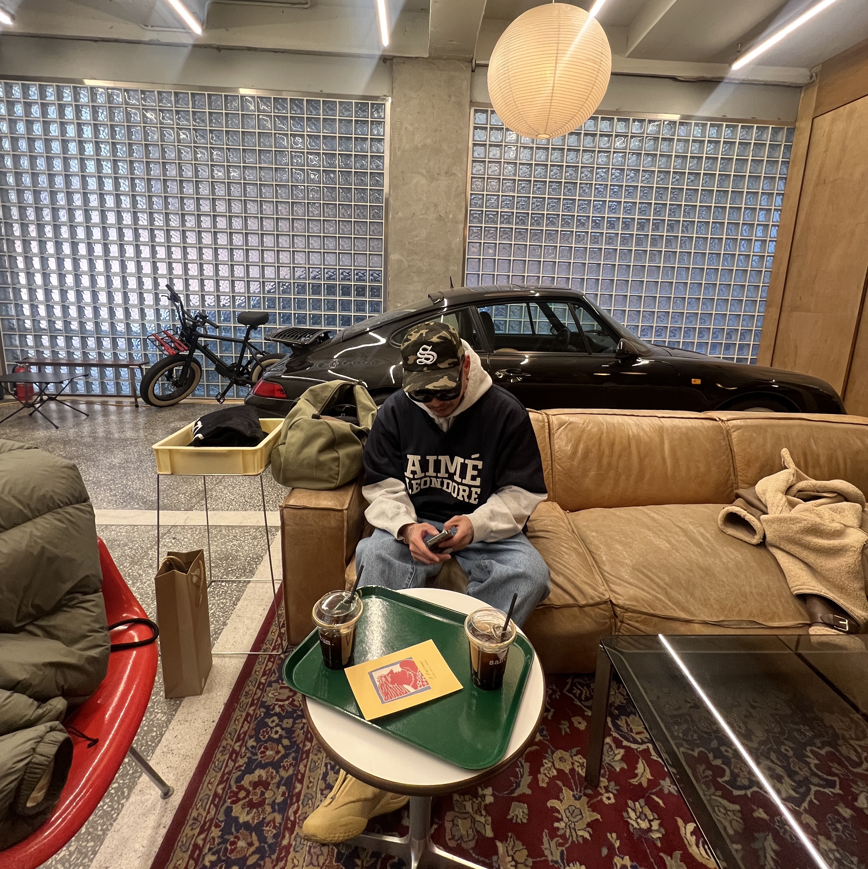 Converse x Shai 001 Brown 착용 스타일 - 1