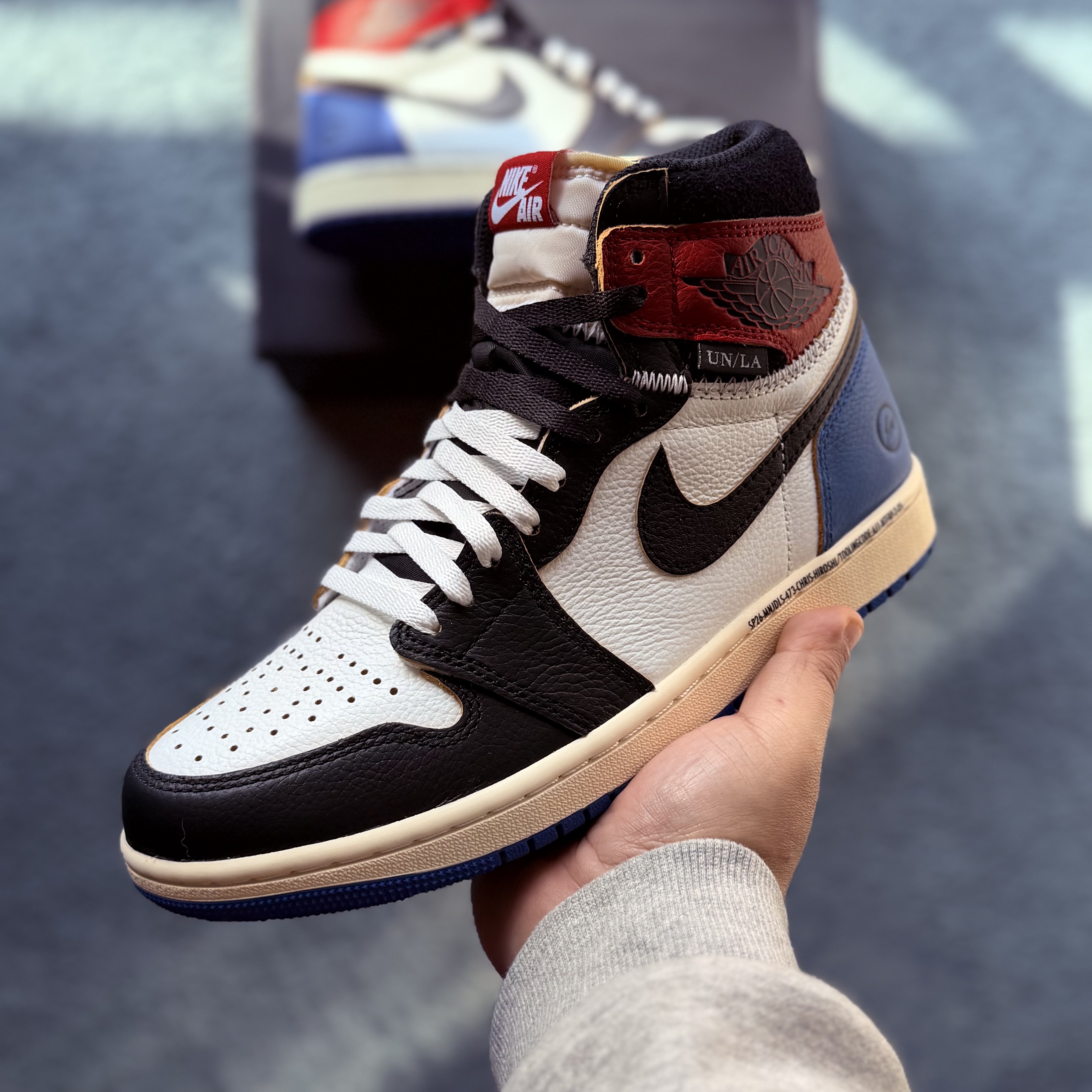 Jordan 1 x Fragment x Union LA Black and Varsity Red 착용 스타일 - 1
