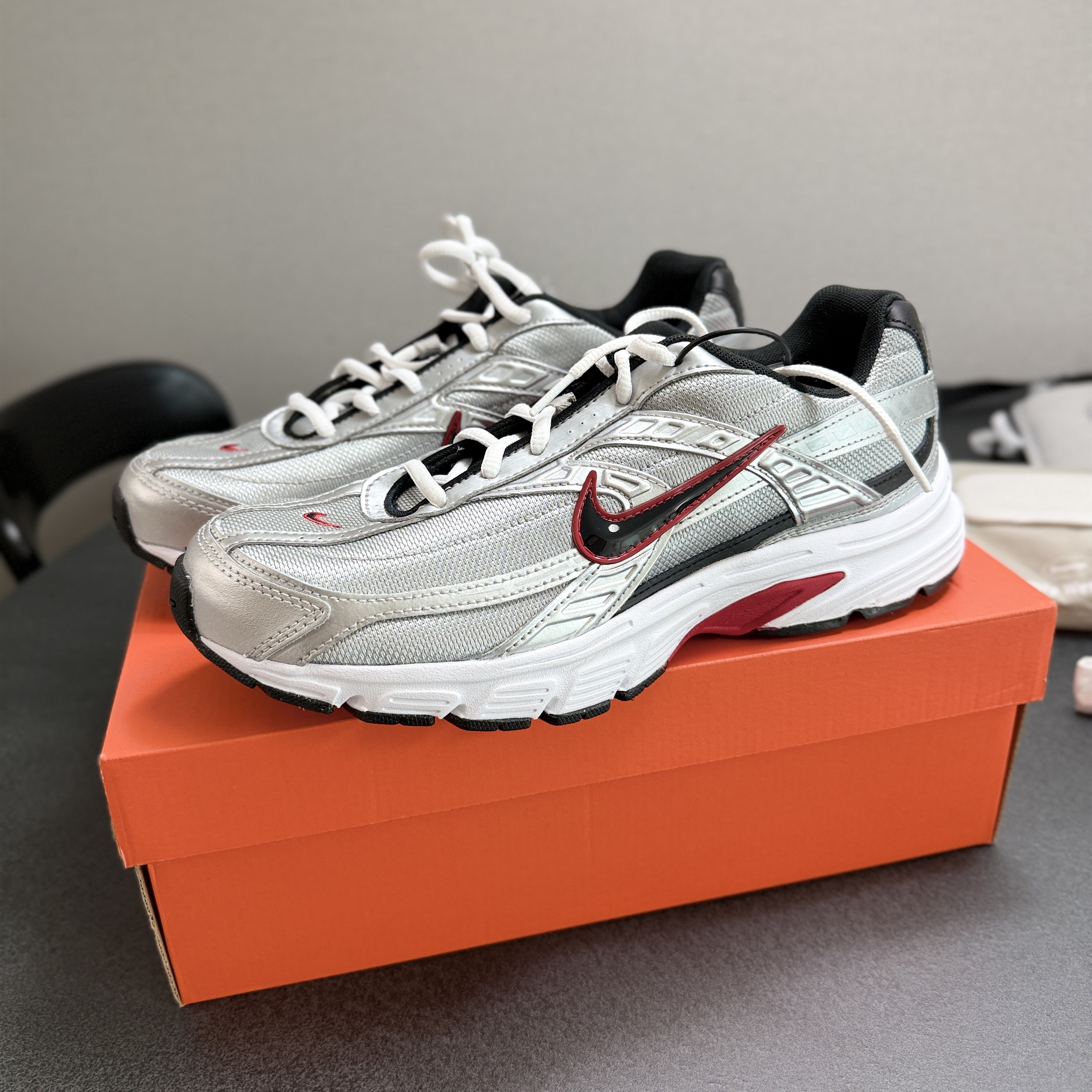 Nike Initiator Metallic Silver Black 착용 스타일