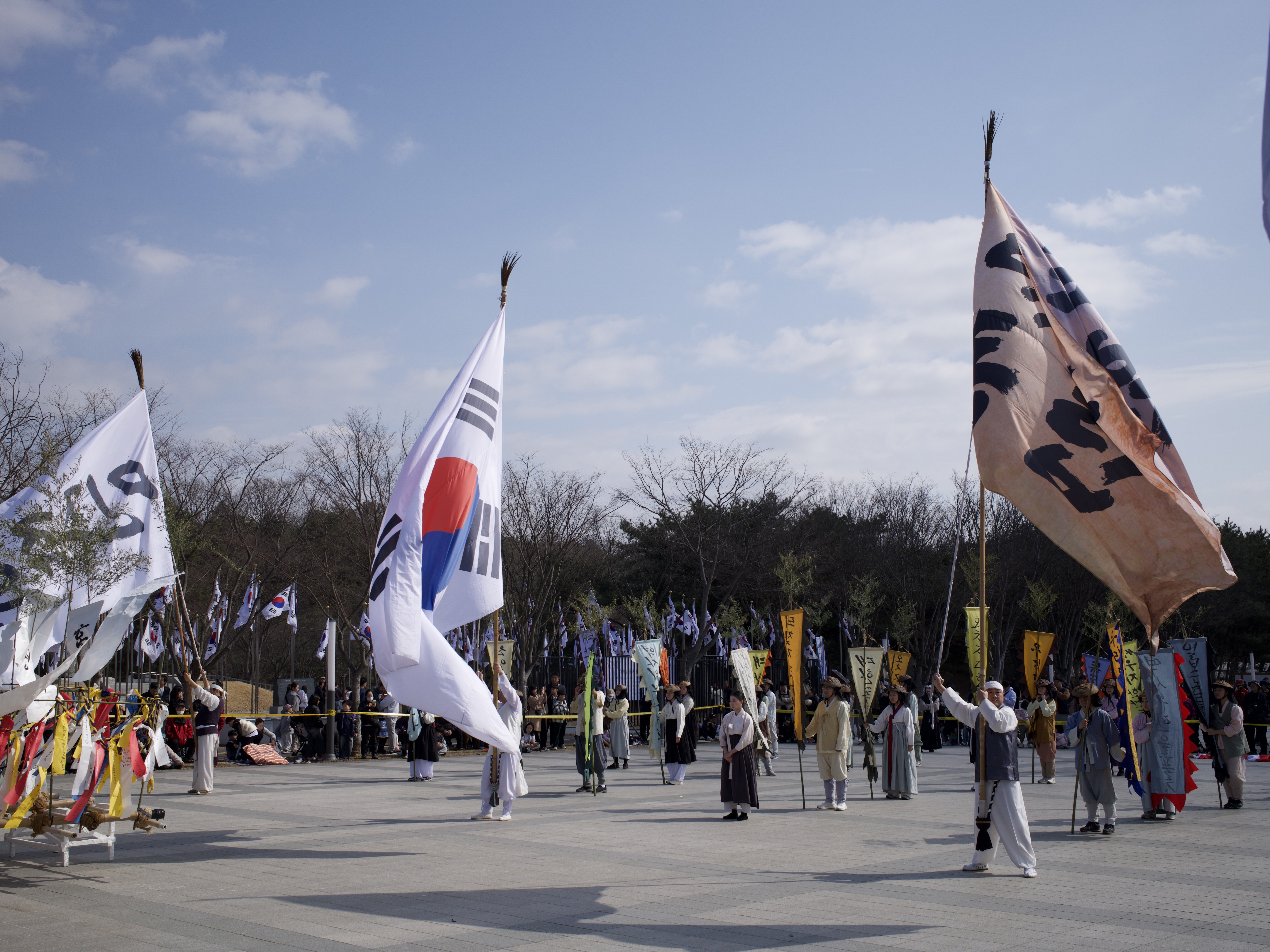 Fujifilm X100VI Silver (Korean Ver.), Nike Shox R4 Metallic Silver Red 착용 스타일 - 5