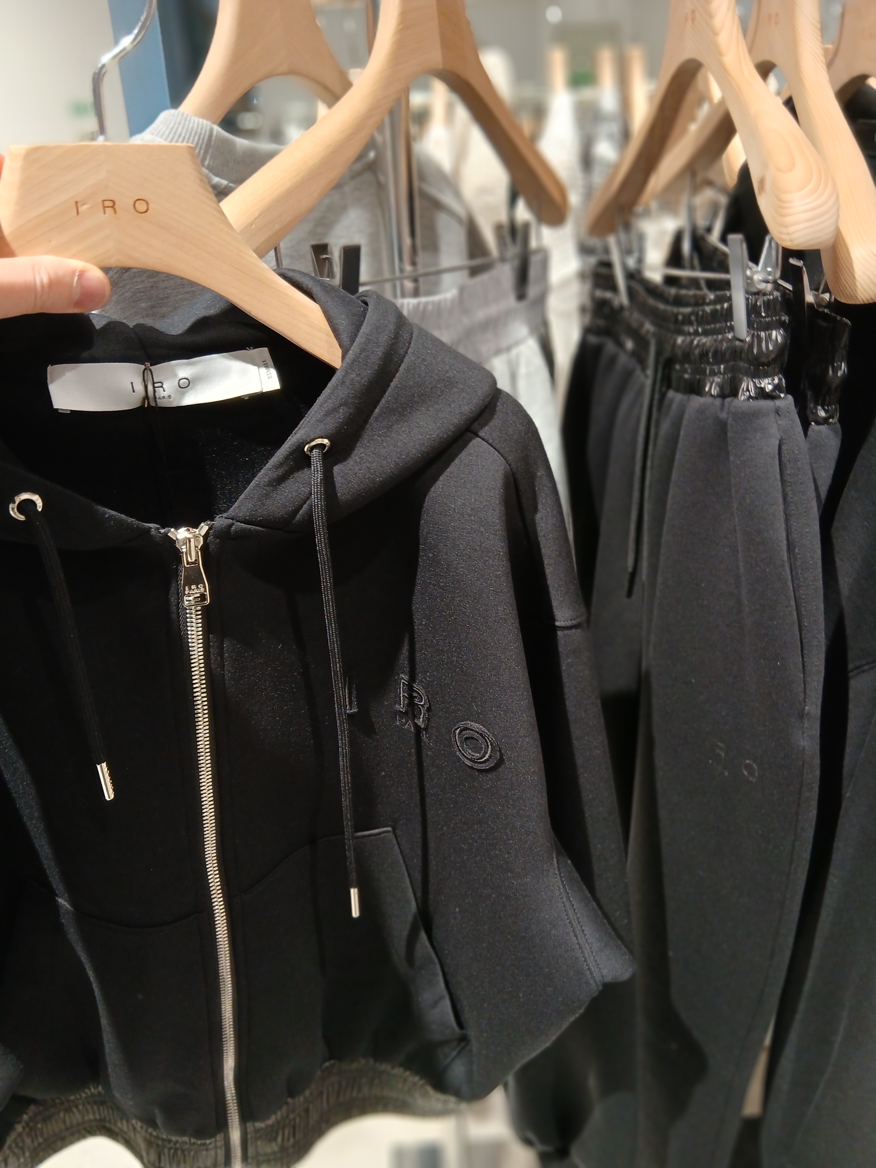 Iro Banding Color Wide Jogger Pants Black, IRO Nuance Canvas Color-Block Zip-Up Dyed Hoodie Black 착용 스타일 - 1