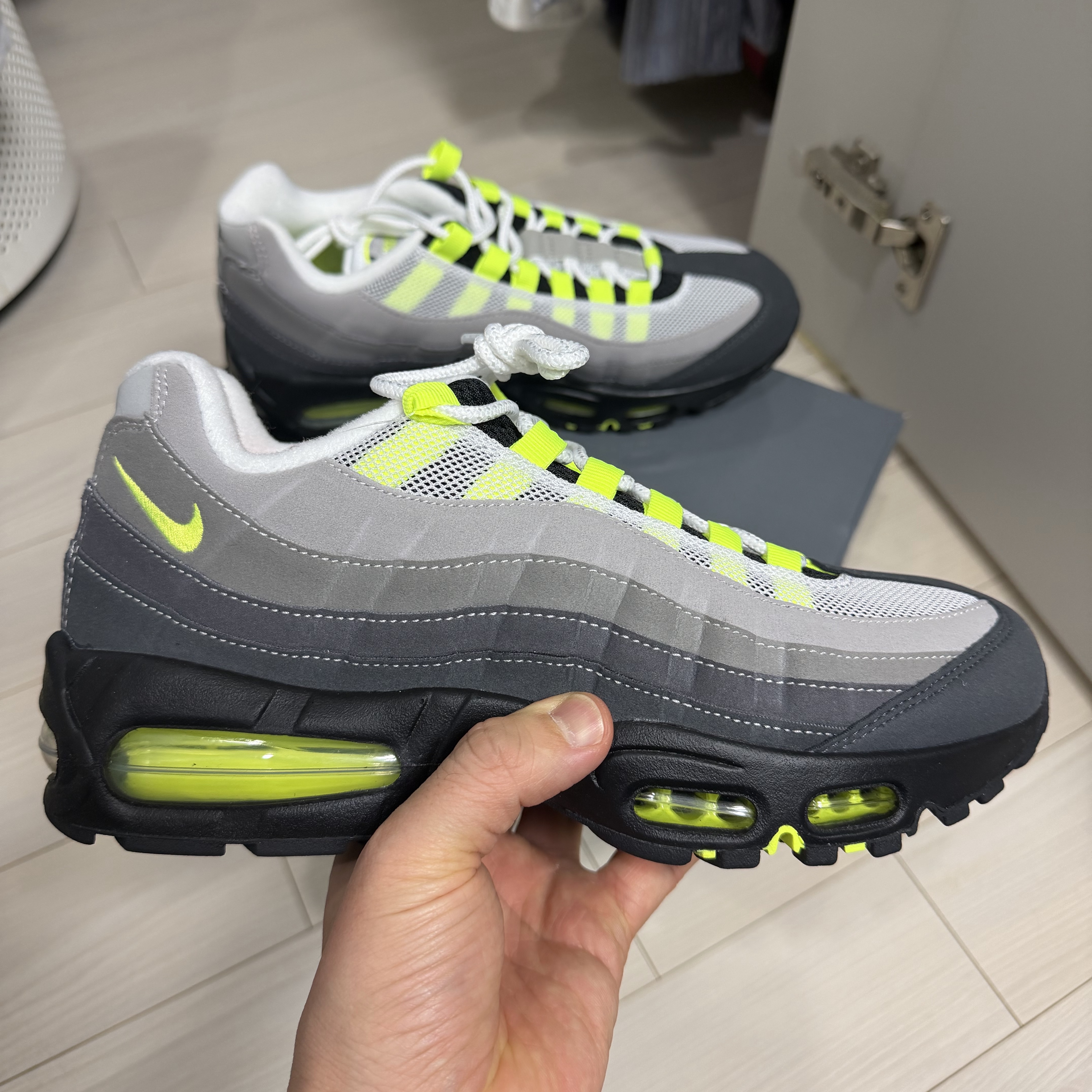 Nike Air Max 95 OG Neon 착용 스타일 - 1
