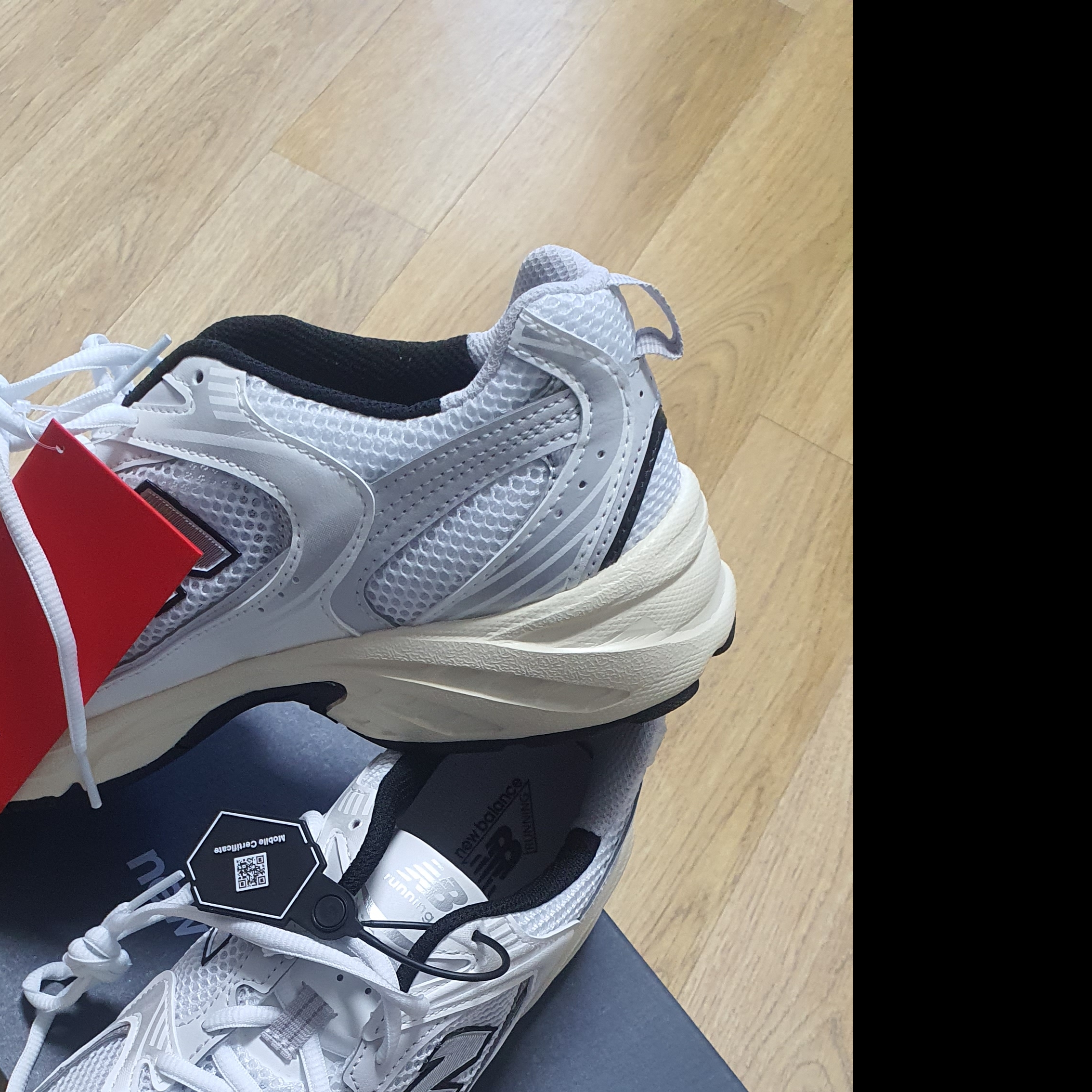 New Balance 530 Silver Cream 착용 스타일 - 2