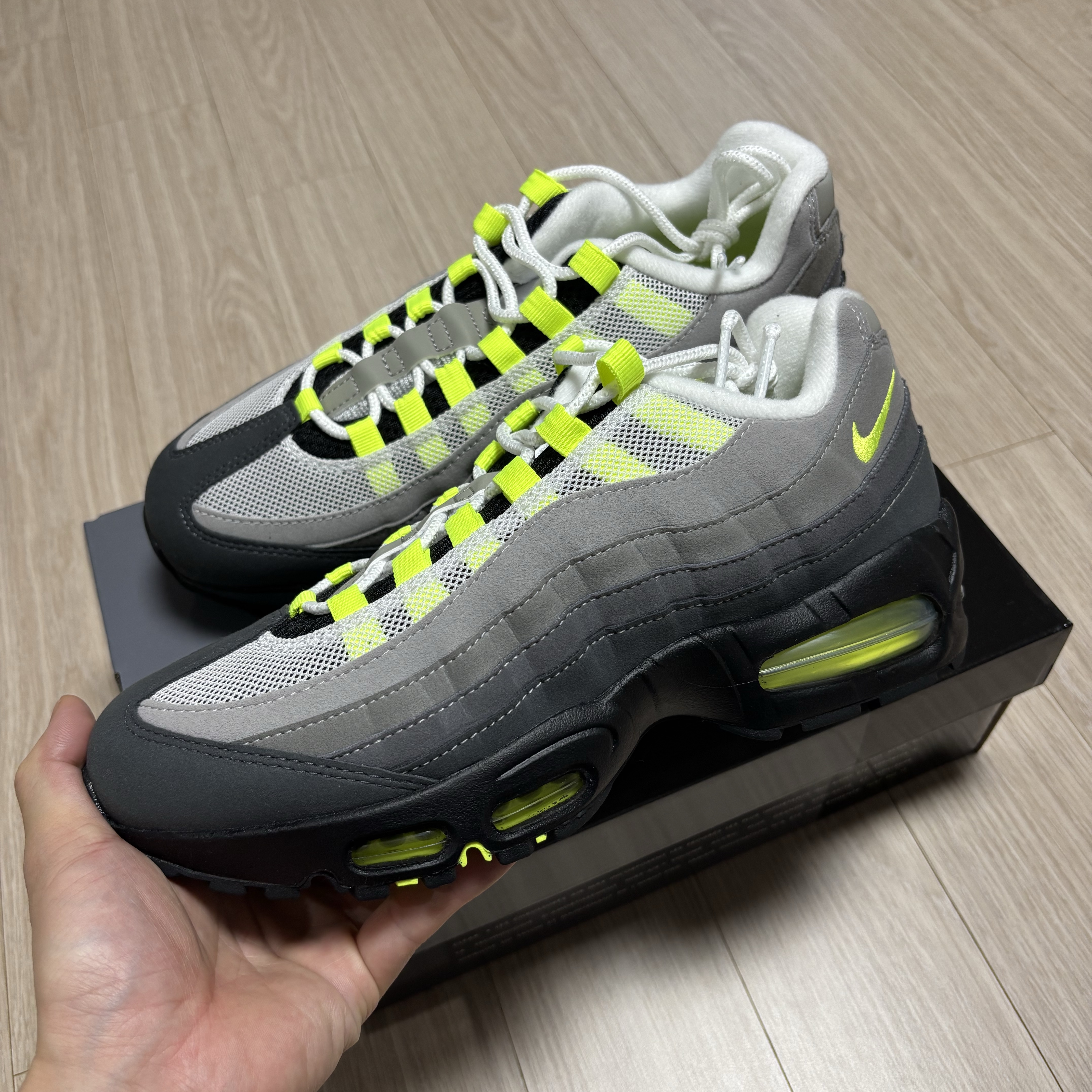 Nike Air Max 95 OG Neon 착용 스타일 - 2