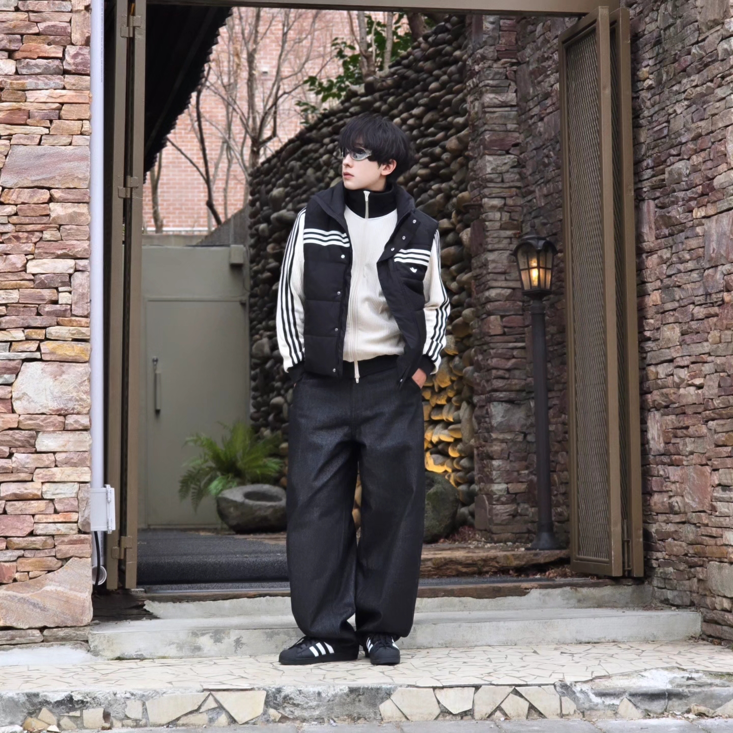 Adidas Originals 70s Padded Gilet Black - KR Sizing, Adidas Waffle Beckenbauer Track Top Wonder White - KR Sizing 착용 스타일 - 3