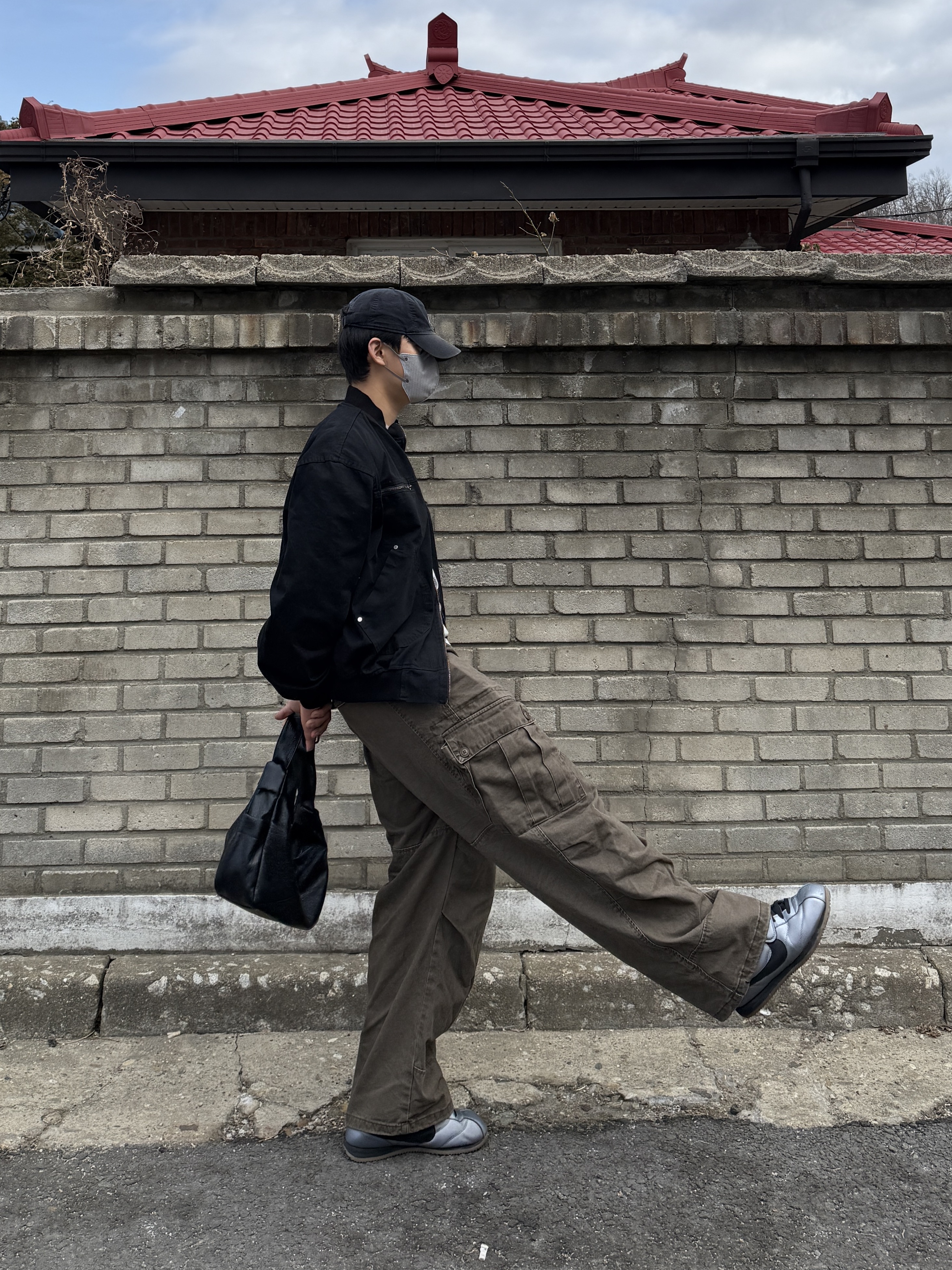 Nike Cortez Leather SE Metallic Cool Grey Black, Nike Dri-Fit Club Structured Swoosh Cap Black 착용 스타일 - 3