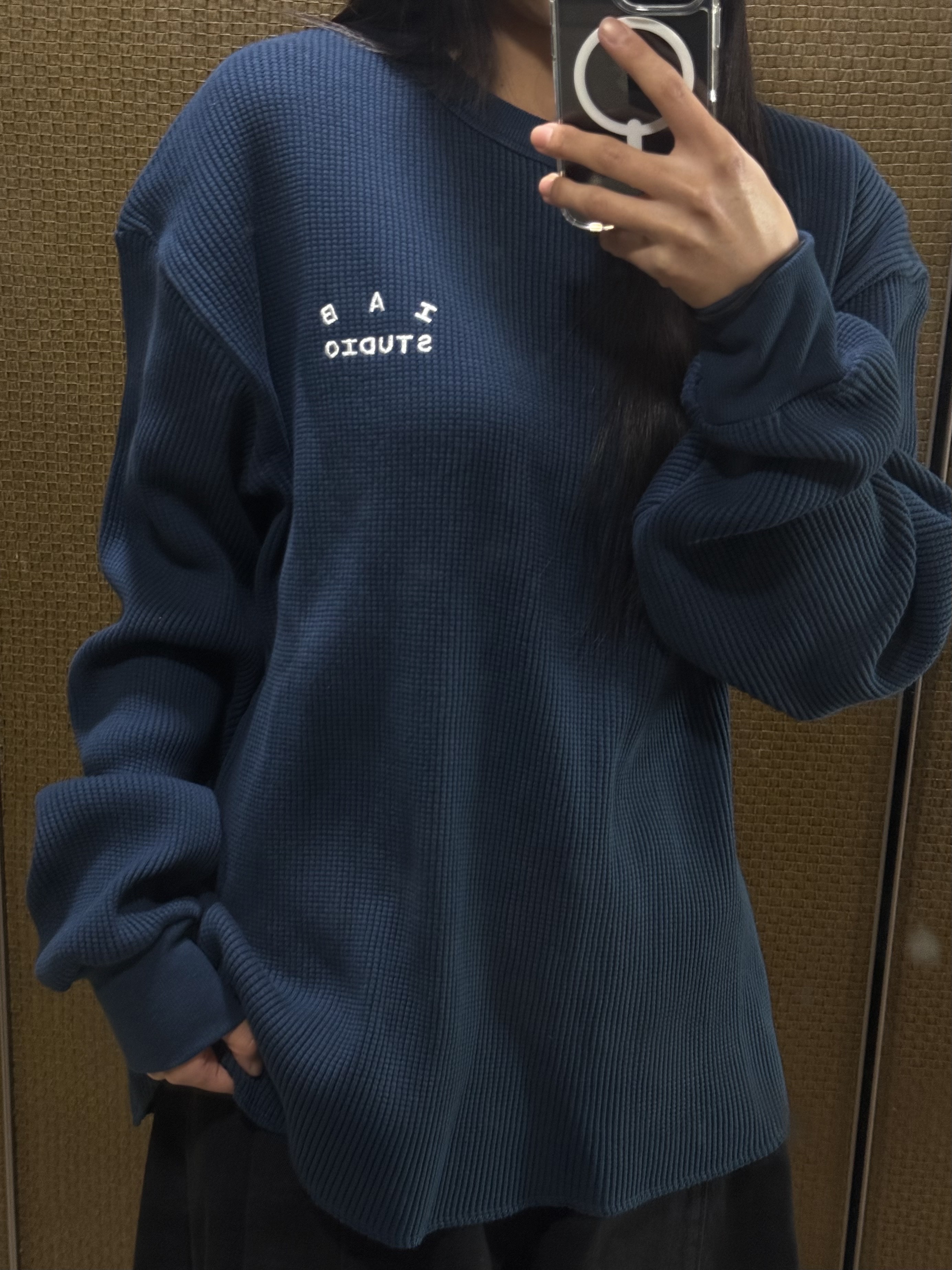 IAB Studio IAB Waffle Long Sleeve Navy 착용 스타일 - 3