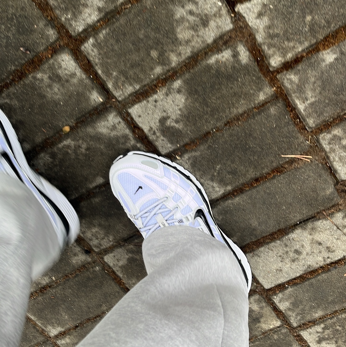 Nike P-6000 White Metallic Silver 착용 스타일 - 1