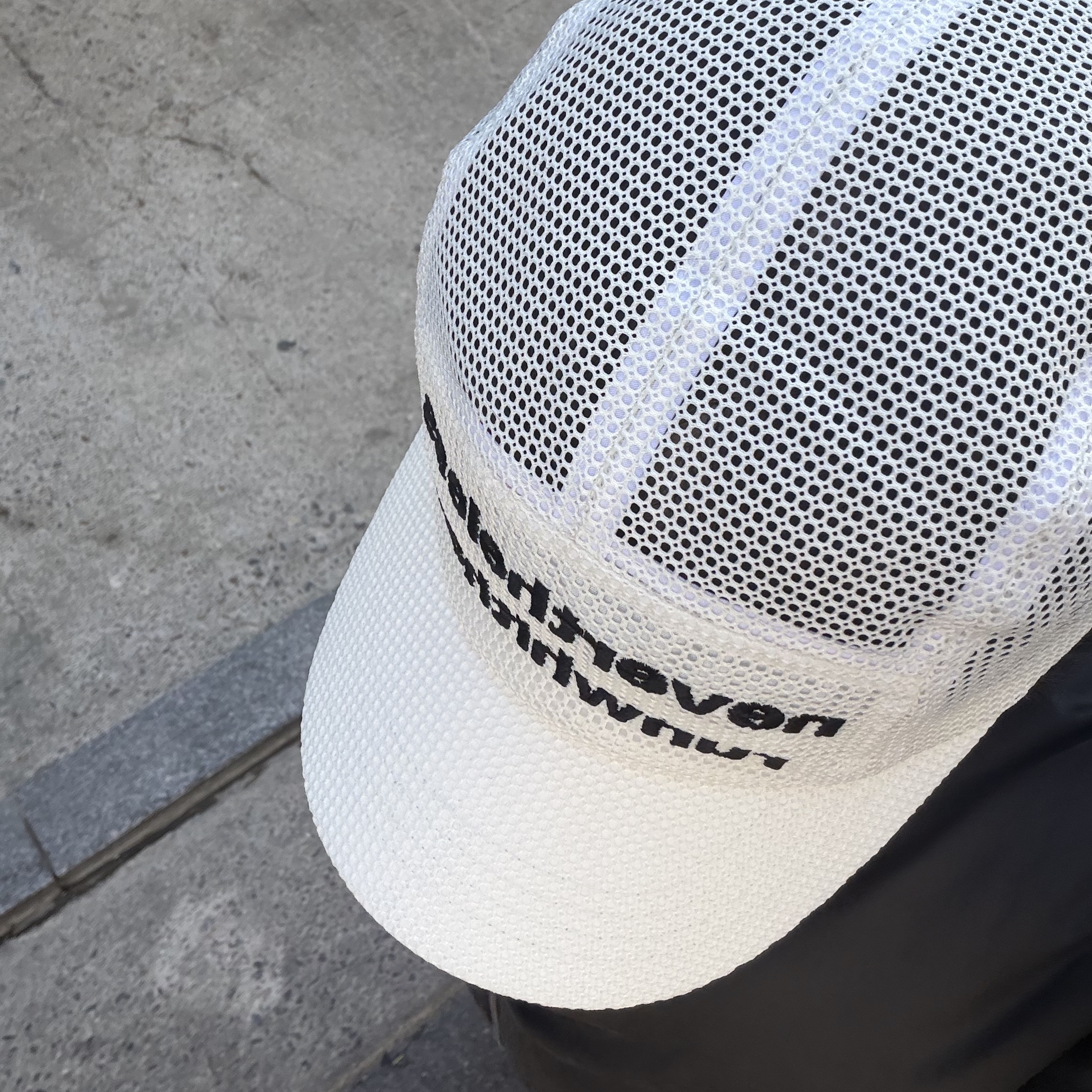 [KREAM 단독] runwhither Mesh Cap Ivory 착용 스타일 - 1