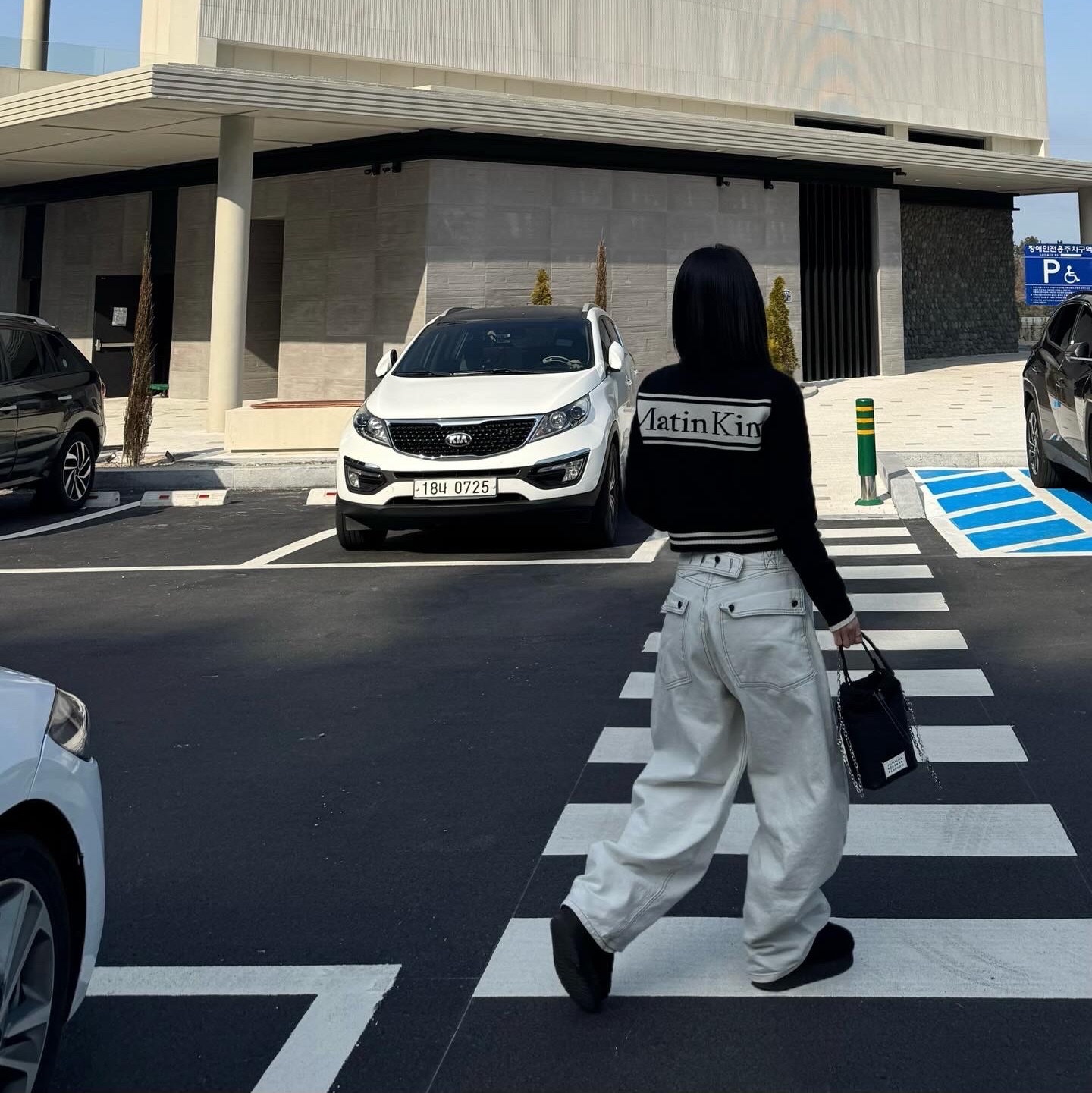 Matin Kim Spell Point Stripe Knit Cardigan Black, Maison Margiela 5AC Bucket Bag Black 착용 스타일 - 2