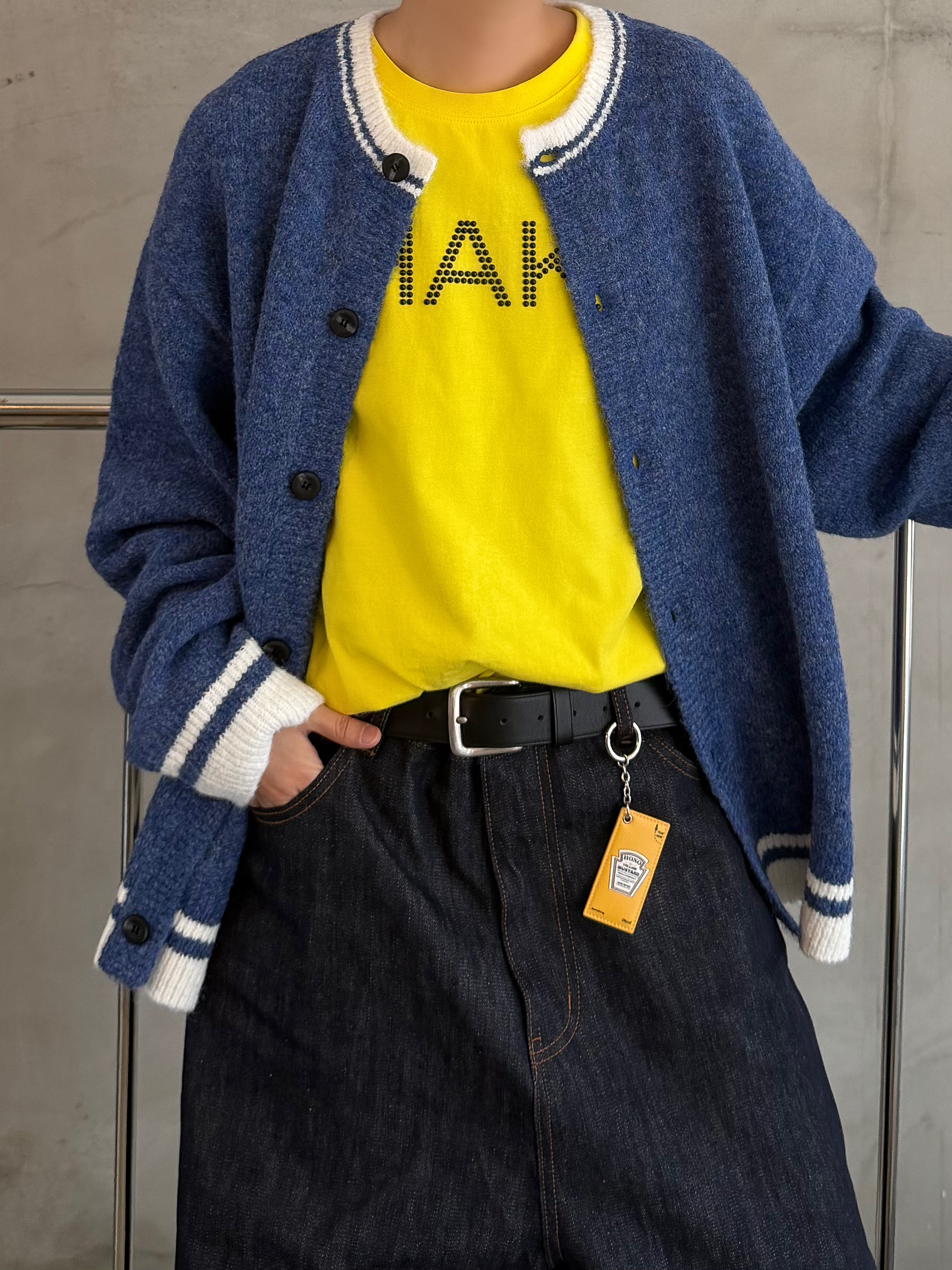 Hono Report Hairy Round Cardigan Blue, Hono Report Object Keyring Mustard 착용 스타일 - 2