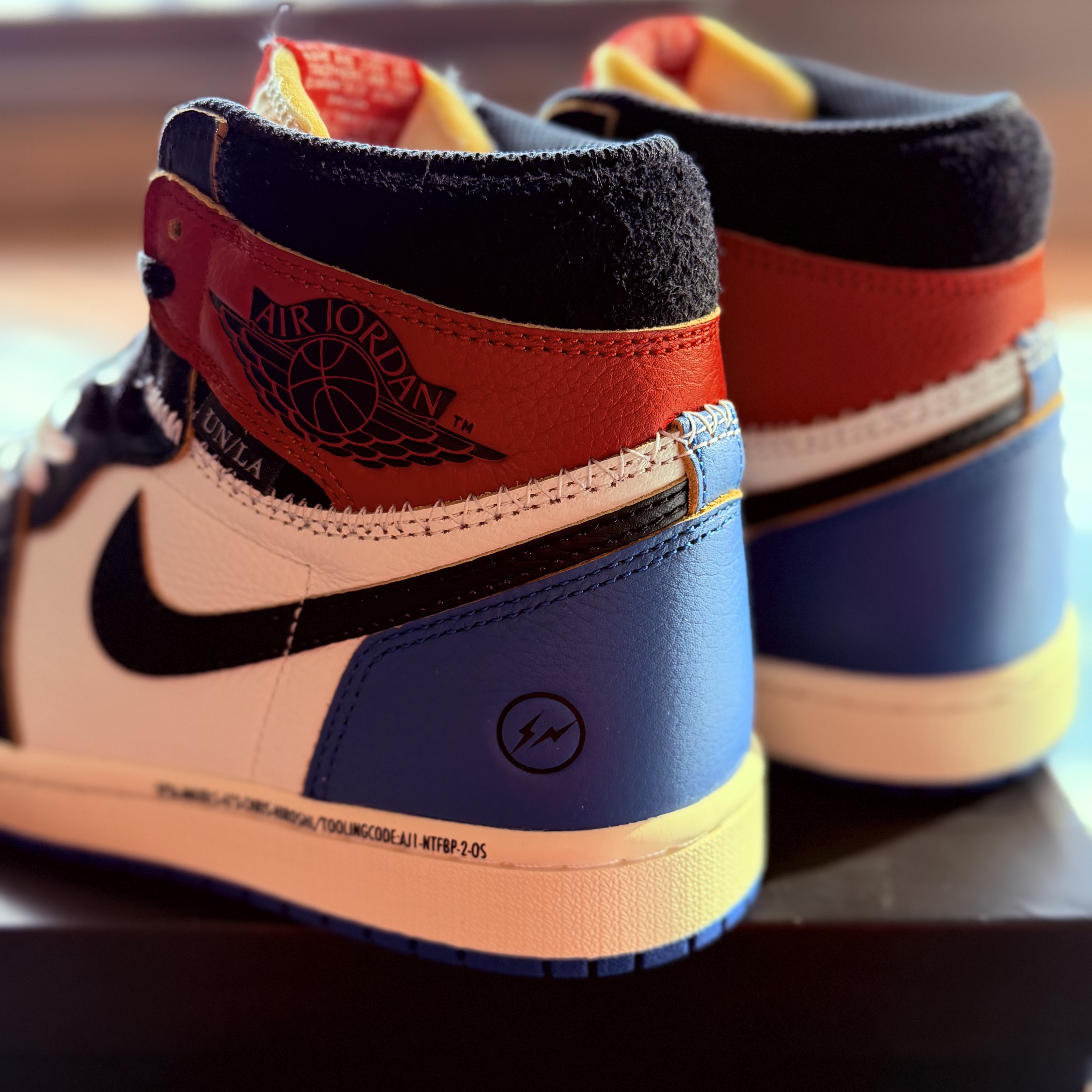Jordan 1 x Fragment x Union LA Black and Varsity Red 착용 스타일 - 2