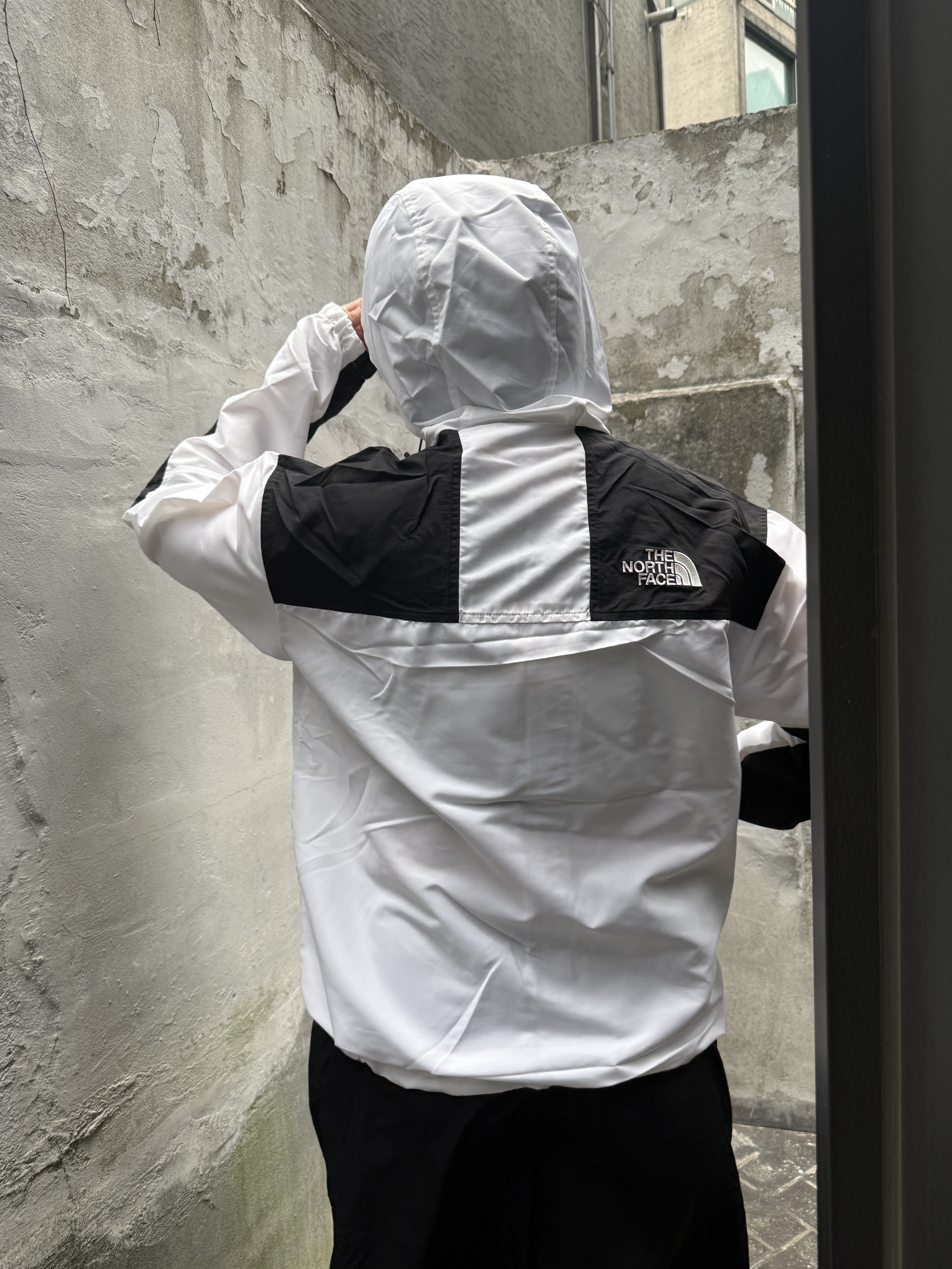 The North Face Mountain Lite Jacket Off White - 25SS 착용 스타일 - 1