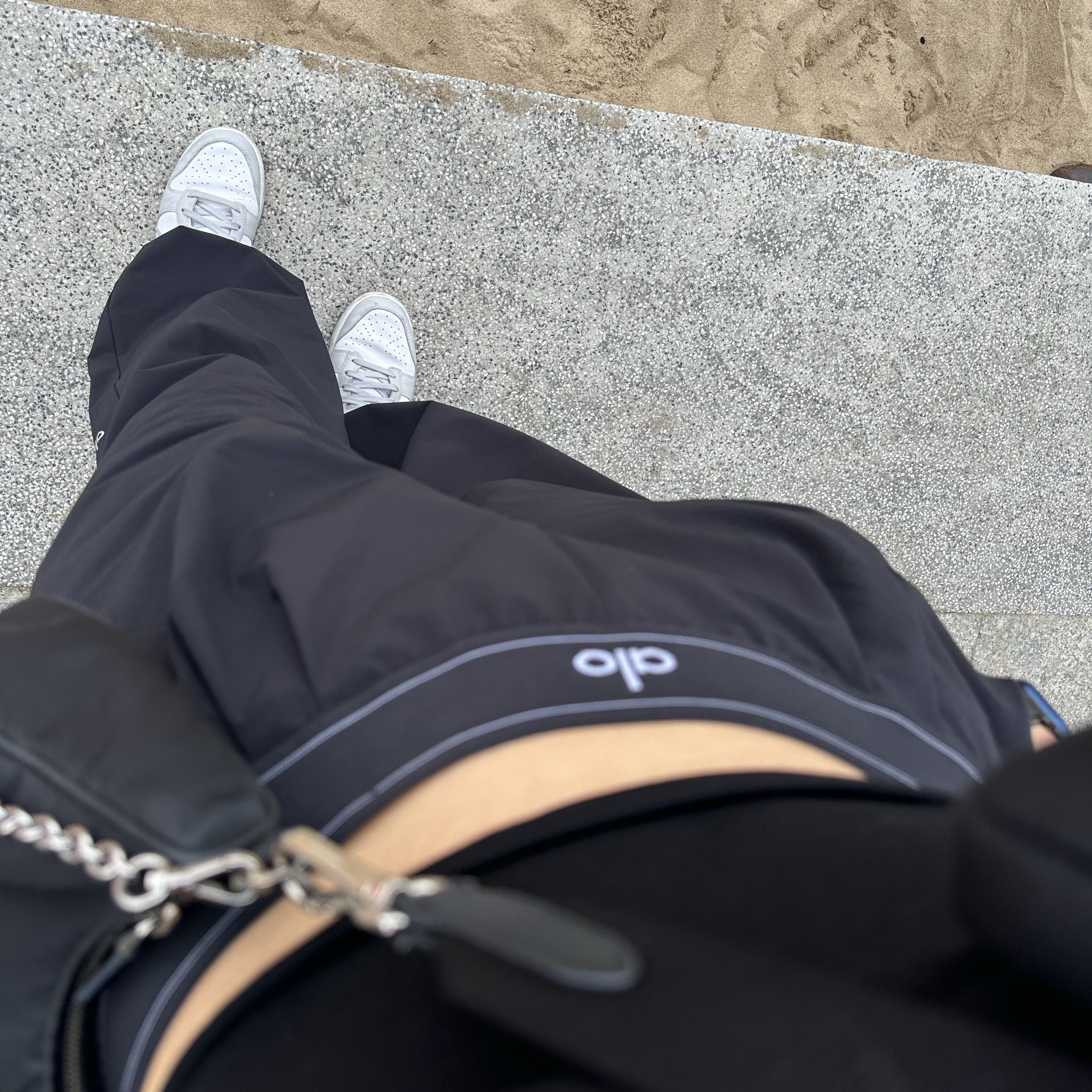 (W) Alo Yoga Regular Suit Up Trousers Black 착용 스타일 - 2
