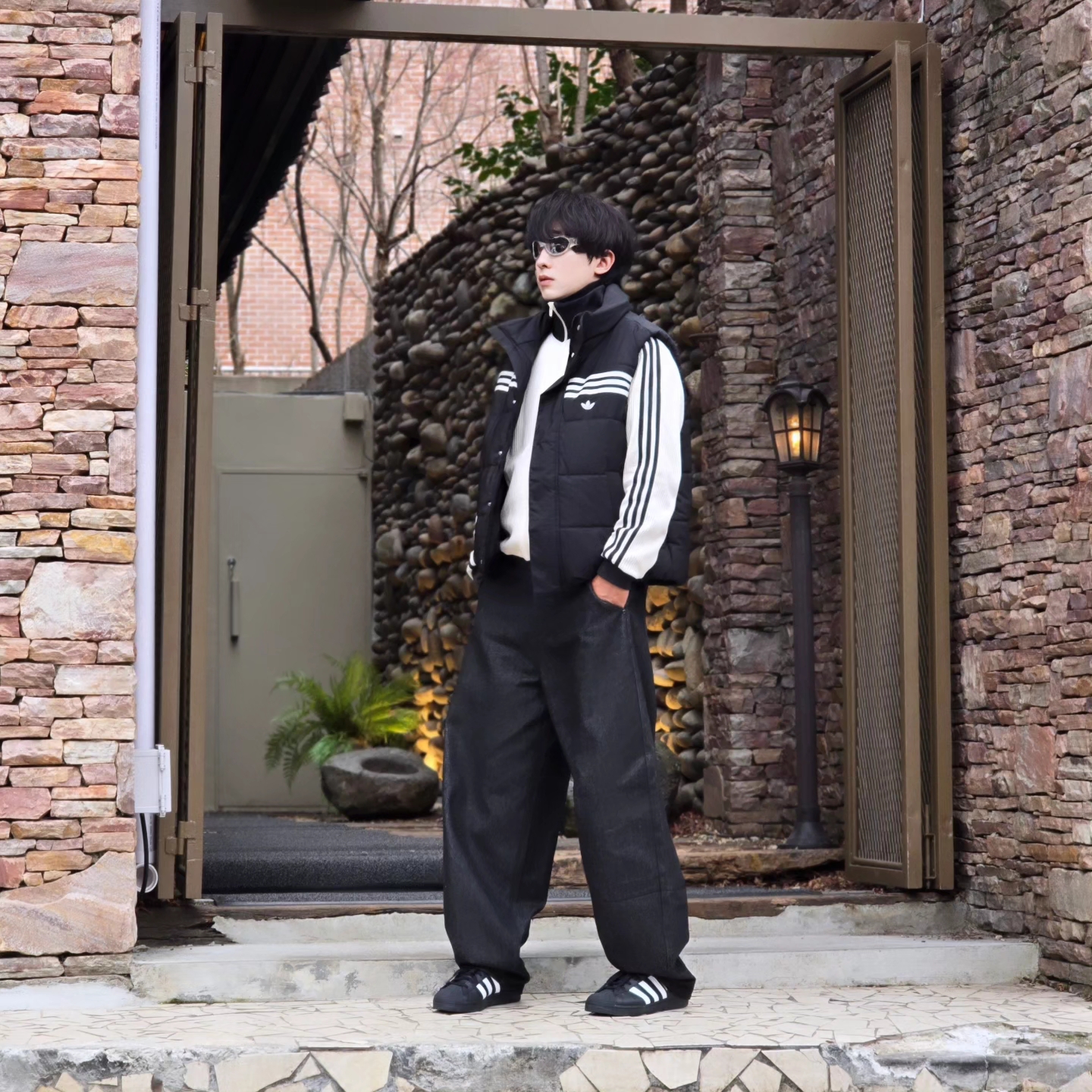 Adidas Originals 70s Padded Gilet Black - KR Sizing, Adidas Waffle Beckenbauer Track Top Wonder White - KR Sizing 착용 스타일 - 1