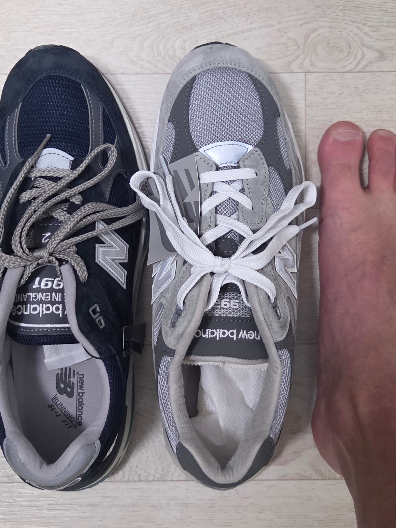 New Balance 991v2 Made in UK Dark Navy Smoked Pearl, New Balance 992 Made in USA Core Grey Silver Metallic 착용 스타일 - 7