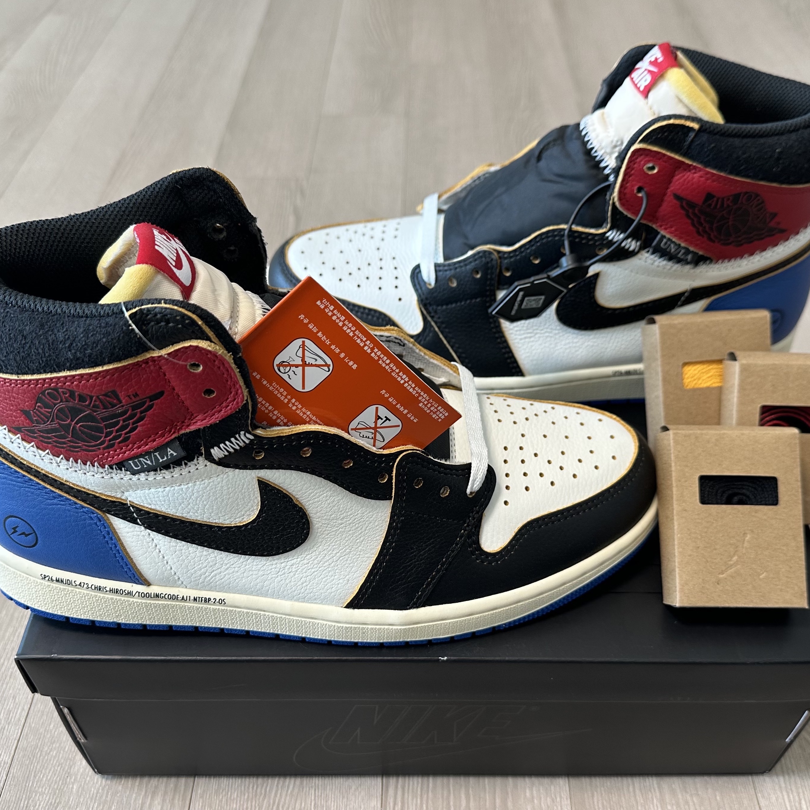 Jordan 1 x Fragment x Union LA Black and Varsity Red 착용 스타일 - 2