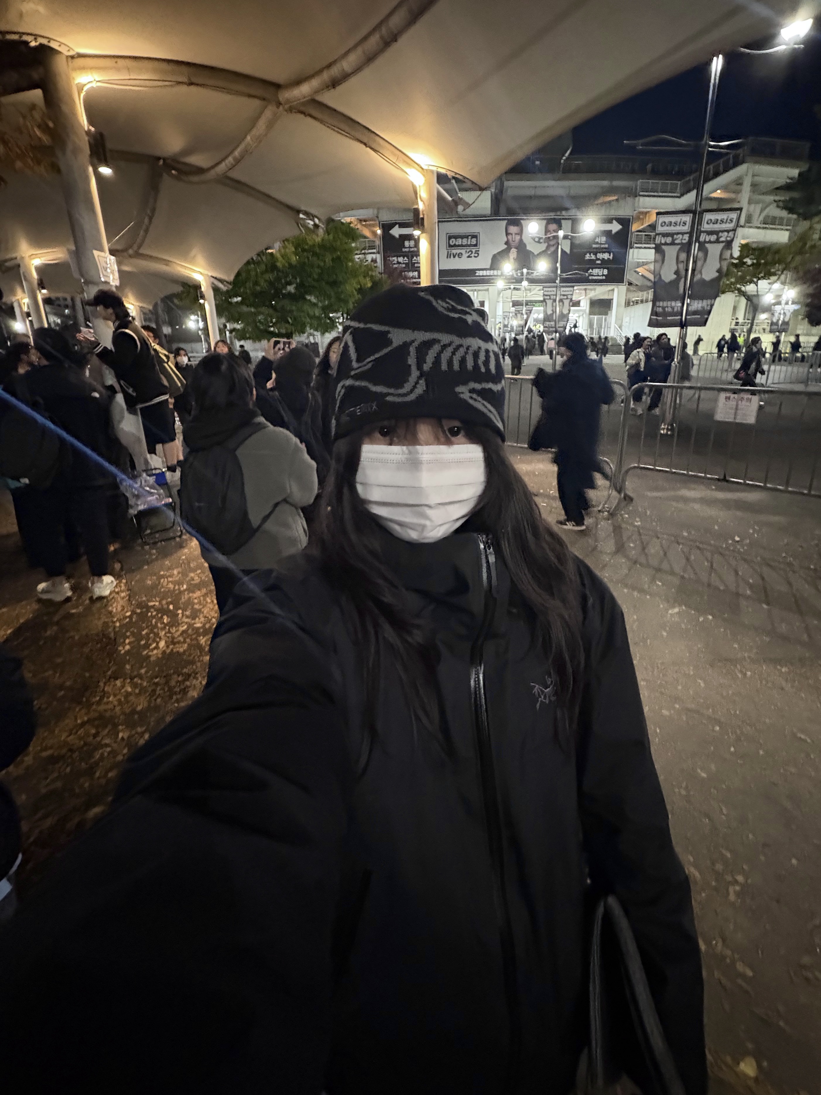 Arc'teryx Beta SL Jacket Black, Arc'teryx Bird Head Toque Black Void 착용 스타일 - 1