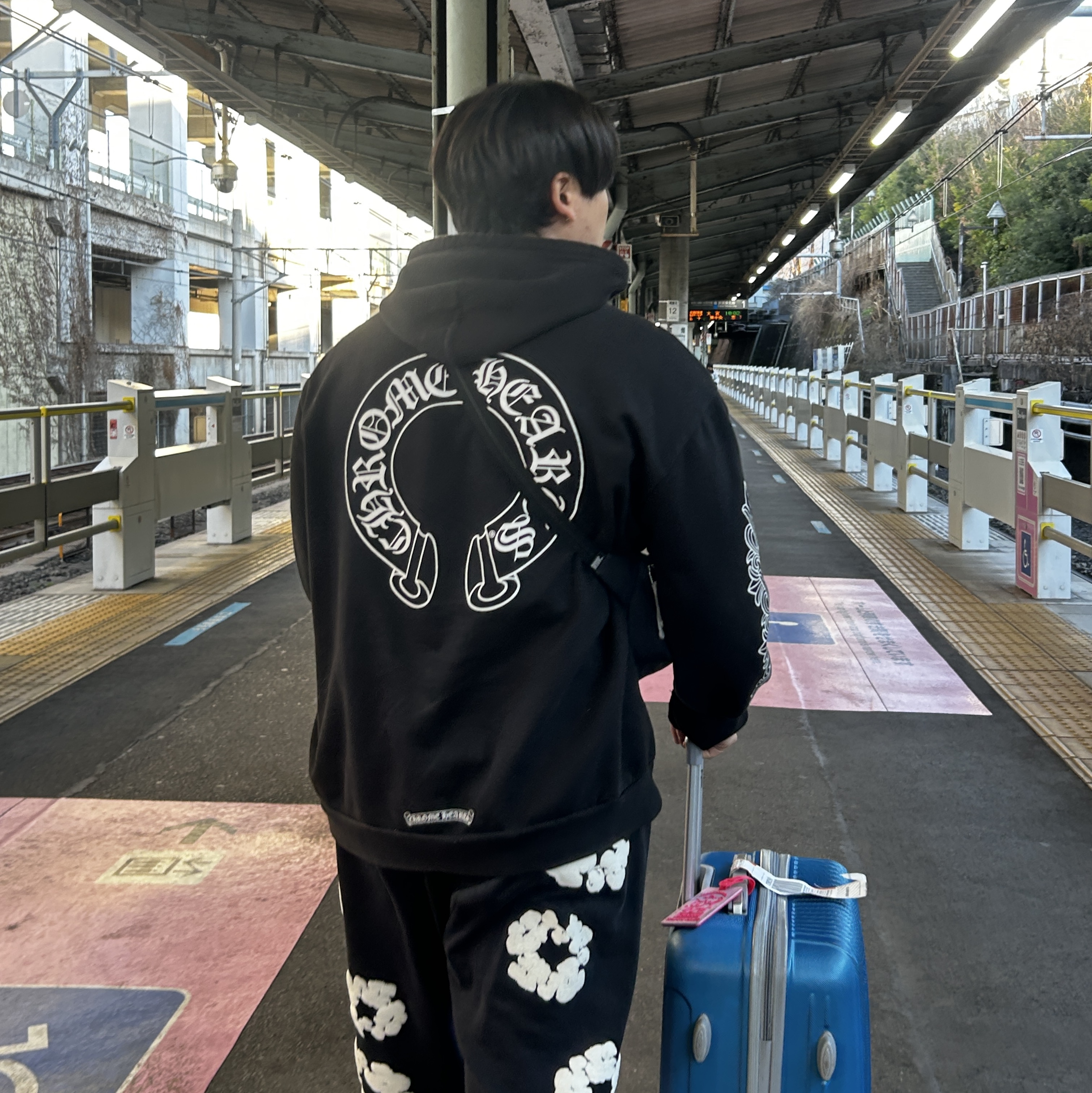 Chrome Hearts Horseshoe Floral Hoodie Black, Denim Tears The Cotton Wreath Sweatpants Black 착용 스타일 - 1