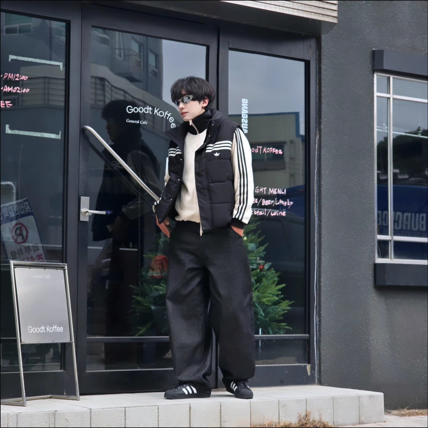 Adidas Originals 70s Padded Gilet Black - KR Sizing, Adidas Waffle Beckenbauer Track Top Wonder White - KR Sizing 착용 스타일 - 3