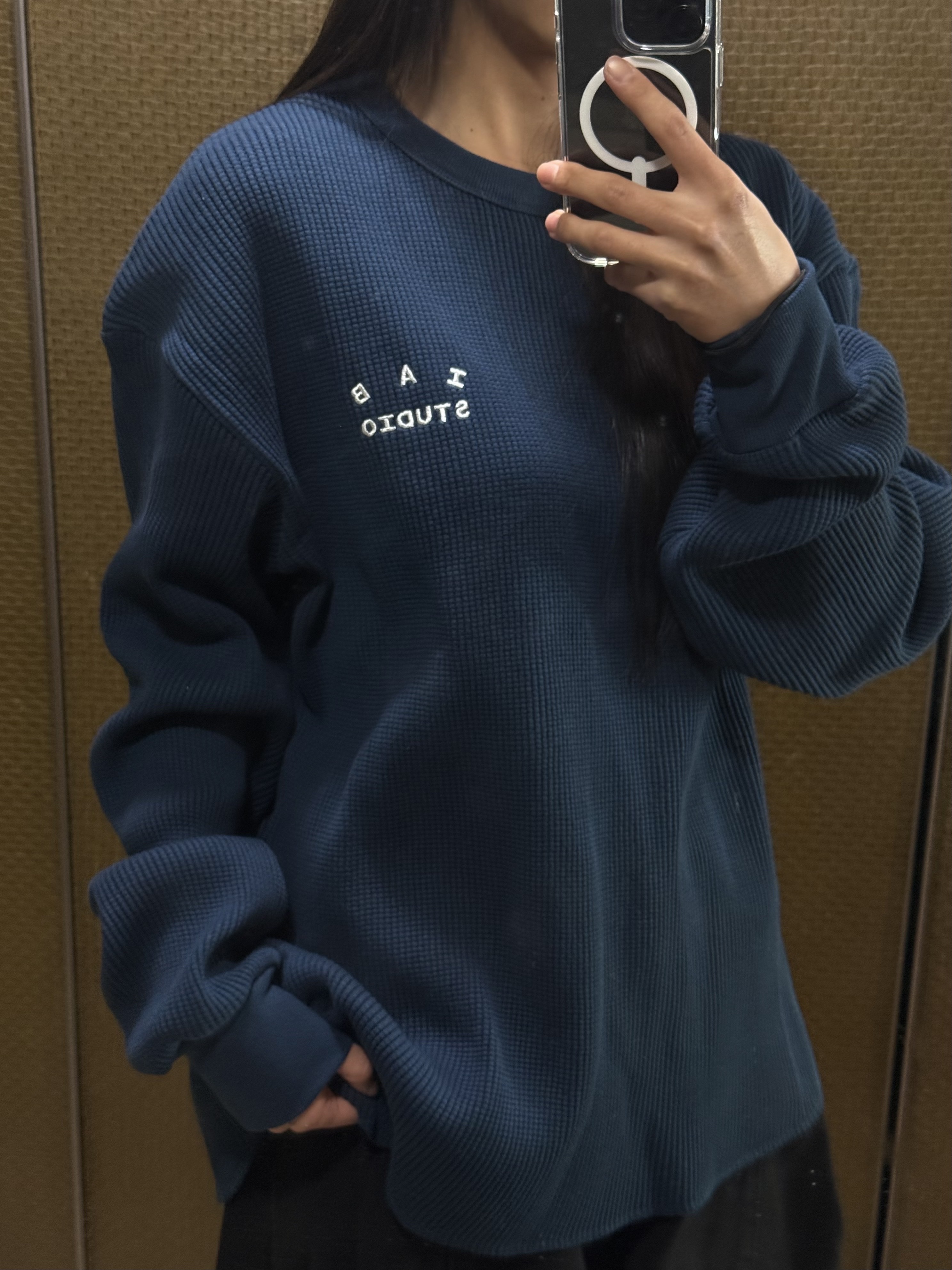 IAB Studio IAB Waffle Long Sleeve Navy 착용 스타일 - 2