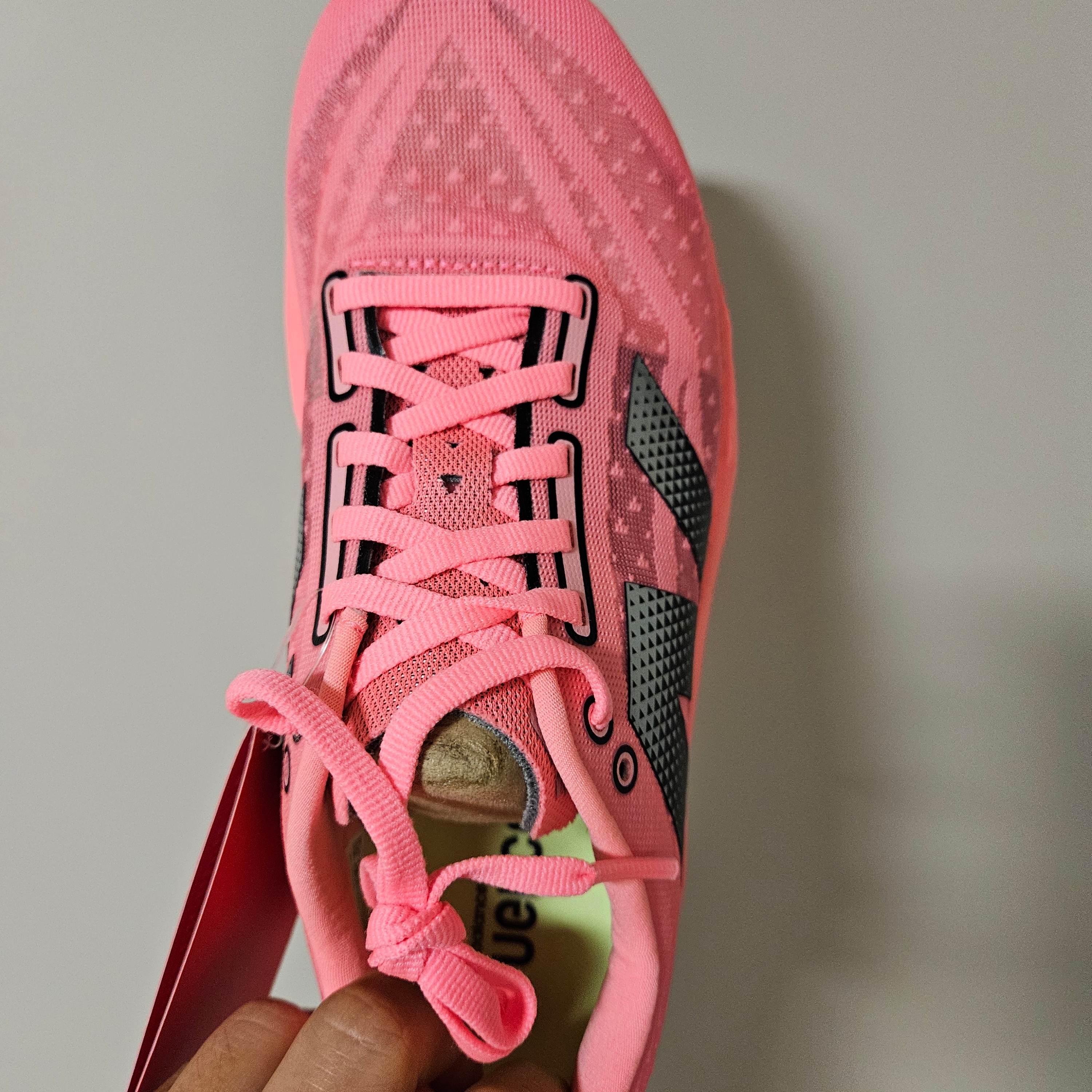 New Balance Fuelcell Rebel v4 Ultra Pink Black - D Standard 착용 스타일