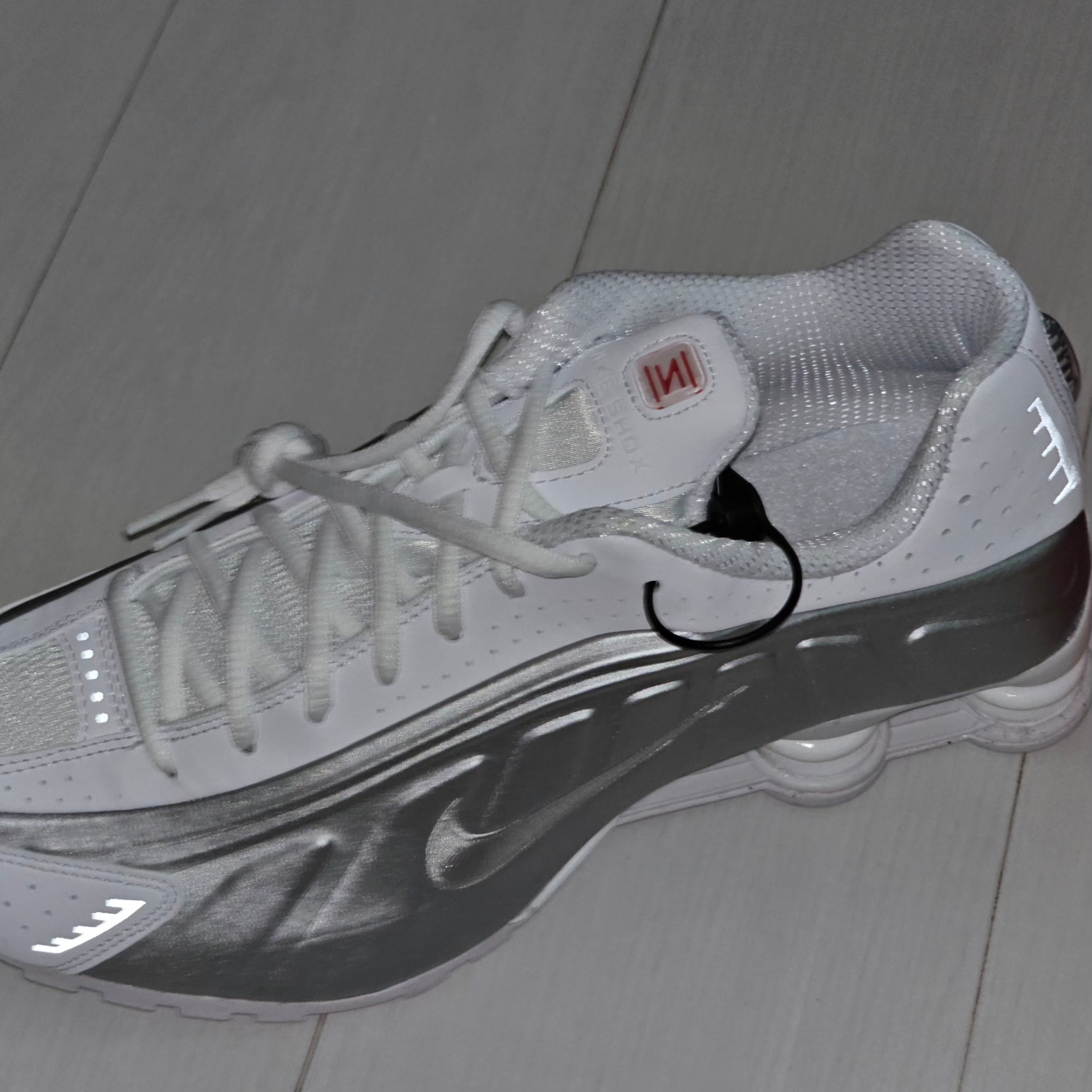 Nike Shox R4 White Bright Crimson 착용 스타일 - 1