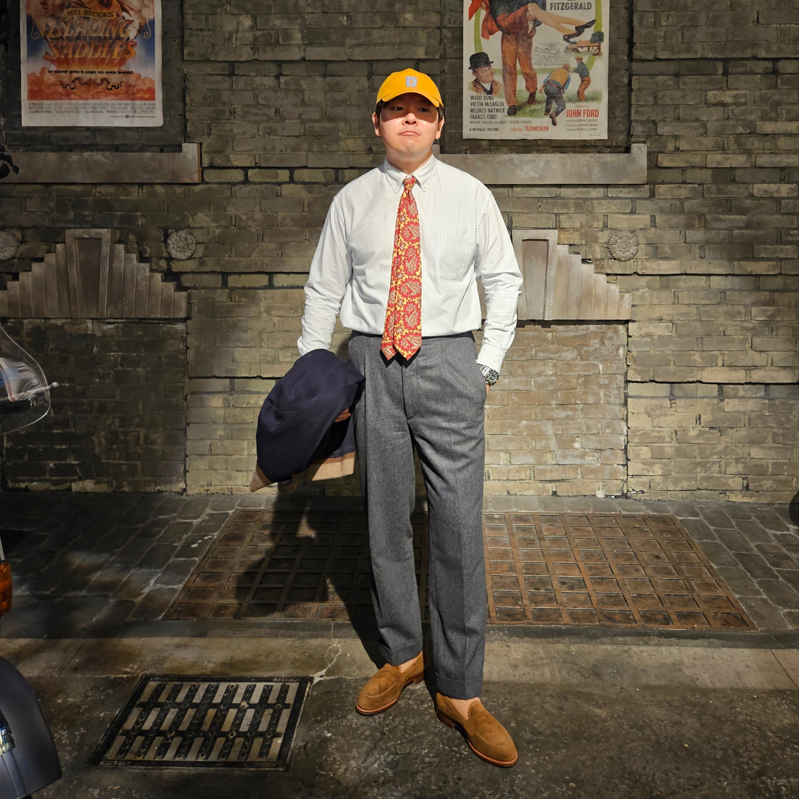 Drake's Paisley Print Silk Self Tipped Tie Red, Alden 6243 Suede Unlined Flex Penny Loafer Snuff - D 착용 스타일