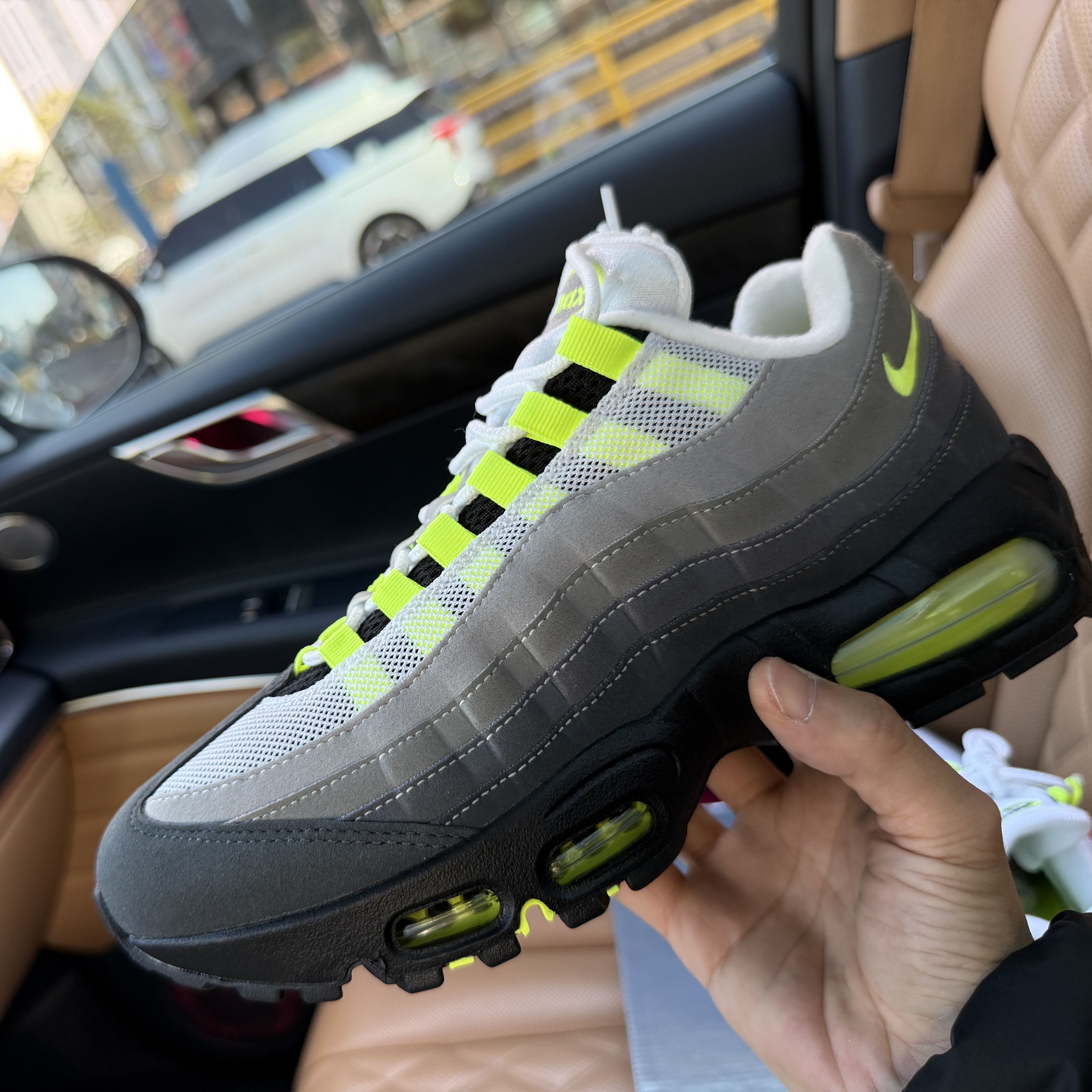 Nike Air Max 95 OG Neon, Nike NSW Club Washed Cuffed Fleece Pants Anthracite (IQ1218-060) 착용 스타일 - 2