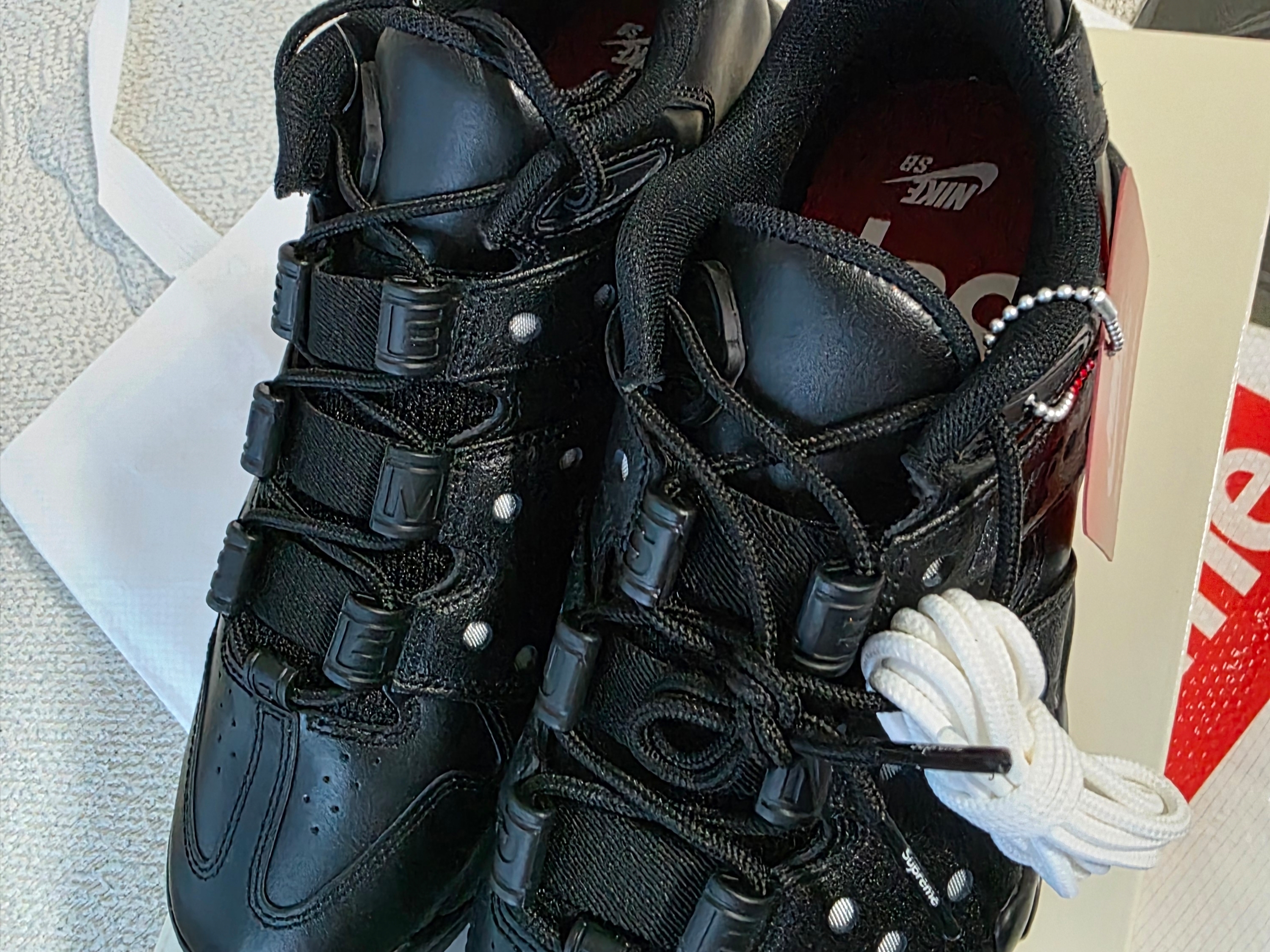 Nike x Supreme SB Air Max 2 CB 94 Low Black Metallic Silver Black 착용 스타일 - 3