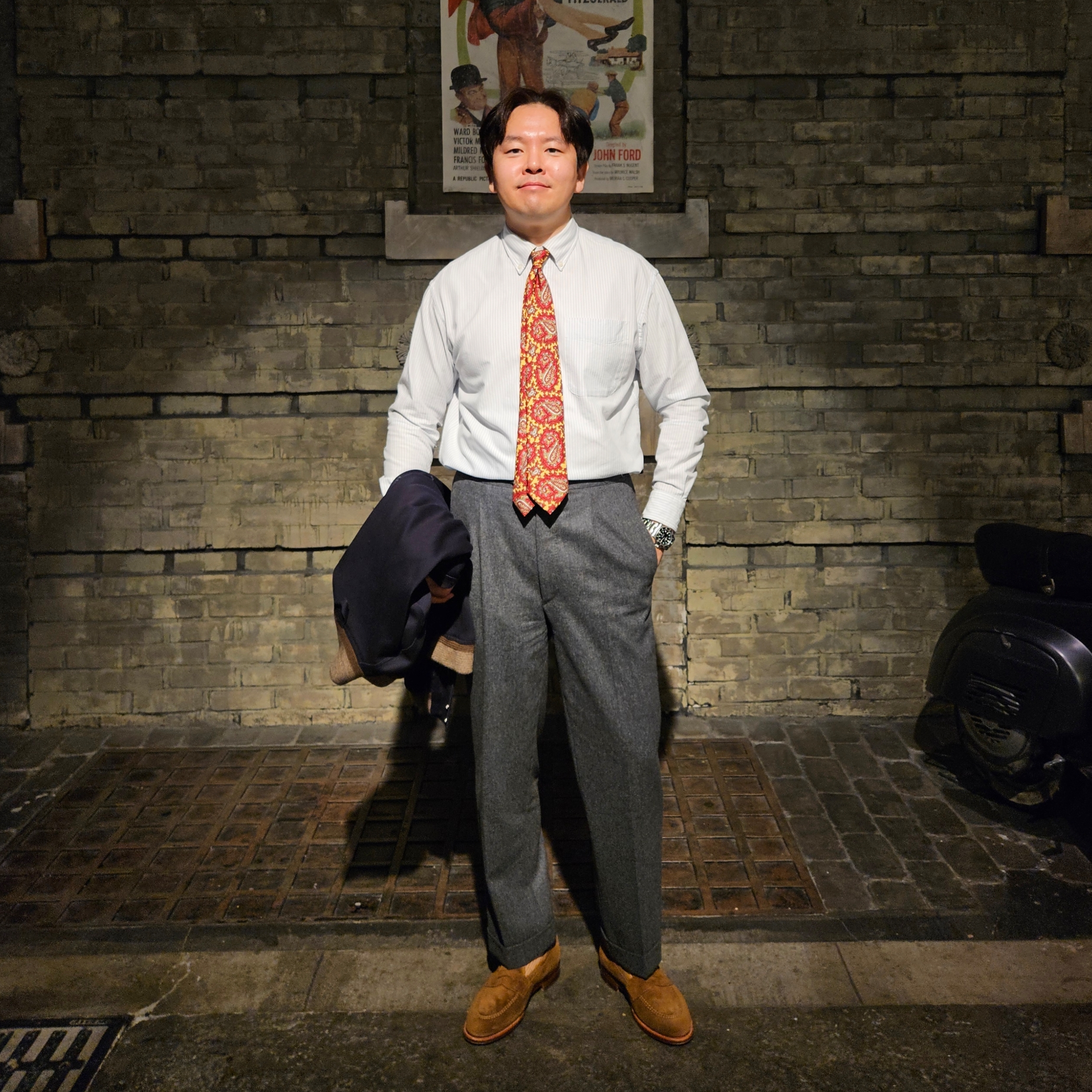 Drake's Paisley Print Silk Self Tipped Tie Red, Alden 6243 Suede Unlined Flex Penny Loafer Snuff - D 착용 스타일