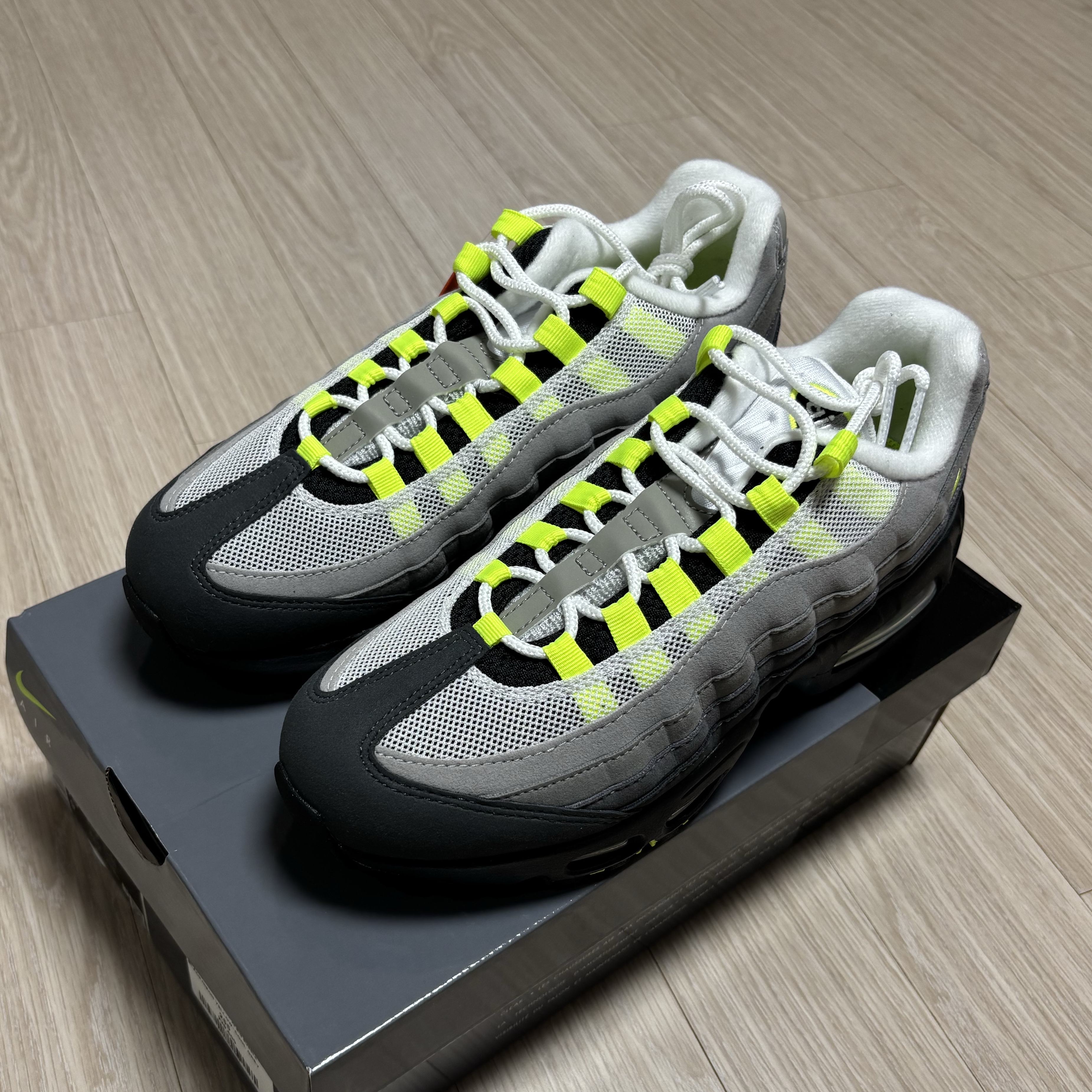 Nike Air Max 95 OG Neon 착용 스타일 - 1