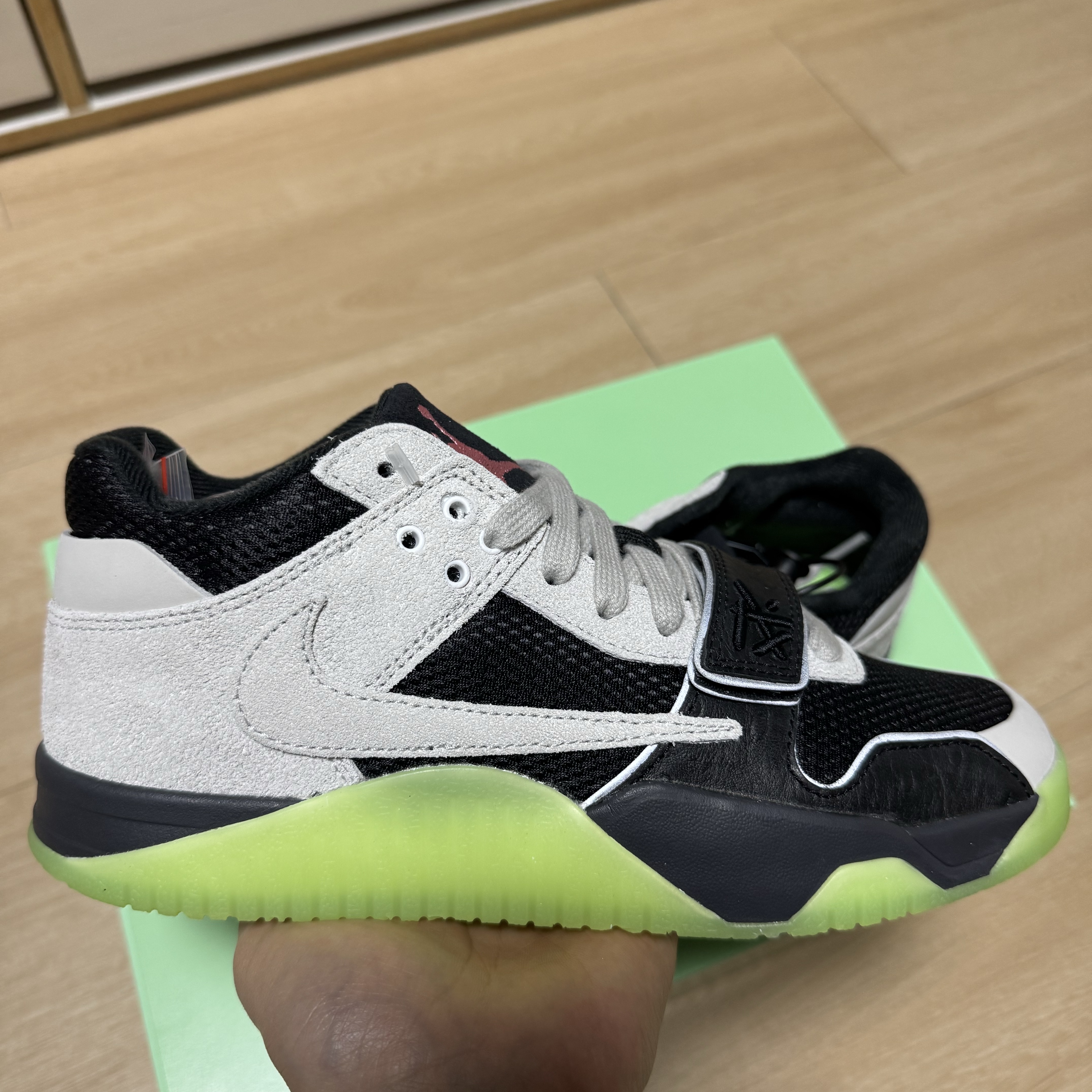 Jordan x Travis Scott x Chase B Jumpman Jack TR Black Night Silver 착용 스타일 - 3