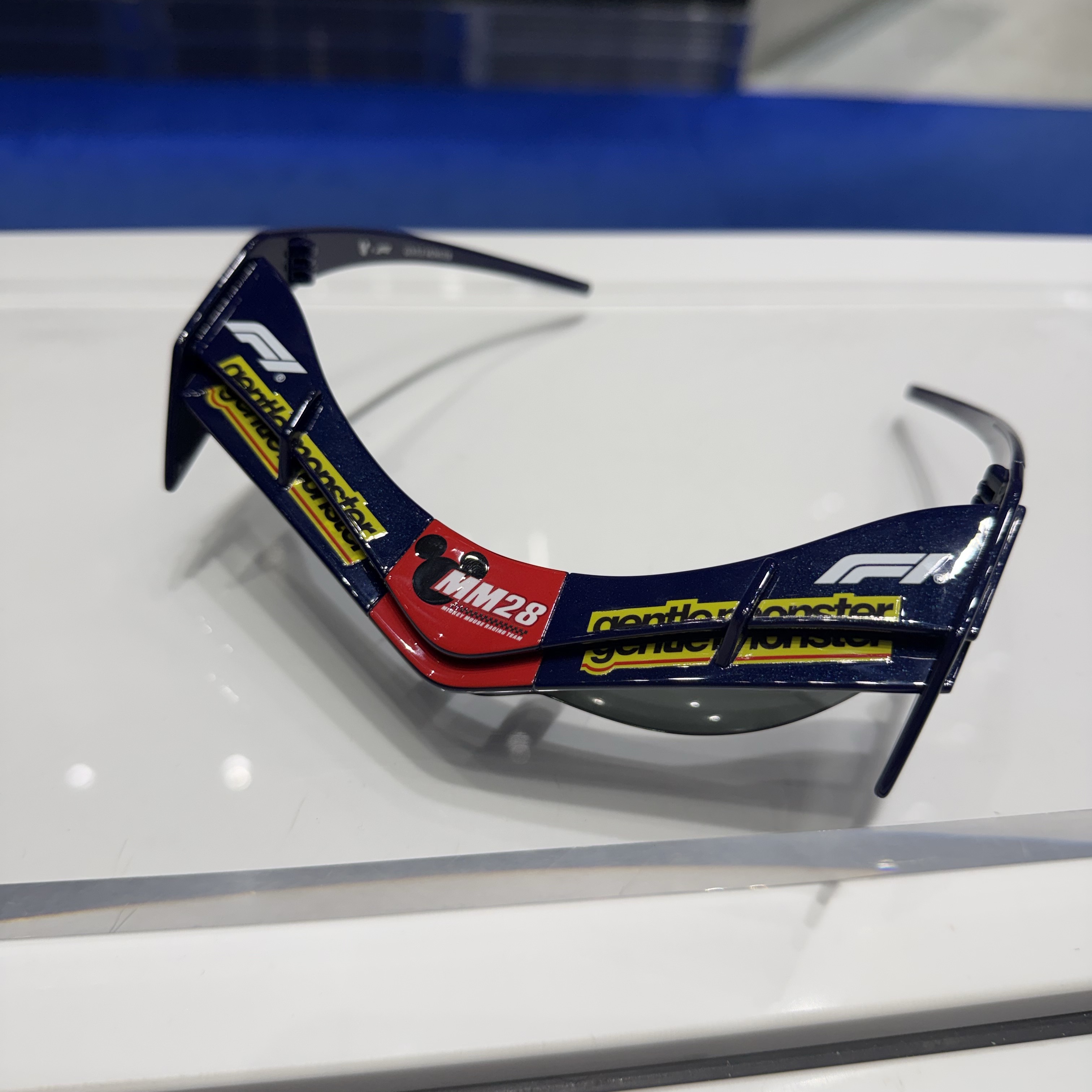 Gentle Monster x Disney x F1 Wing 4 N8 Blue Black 착용 스타일