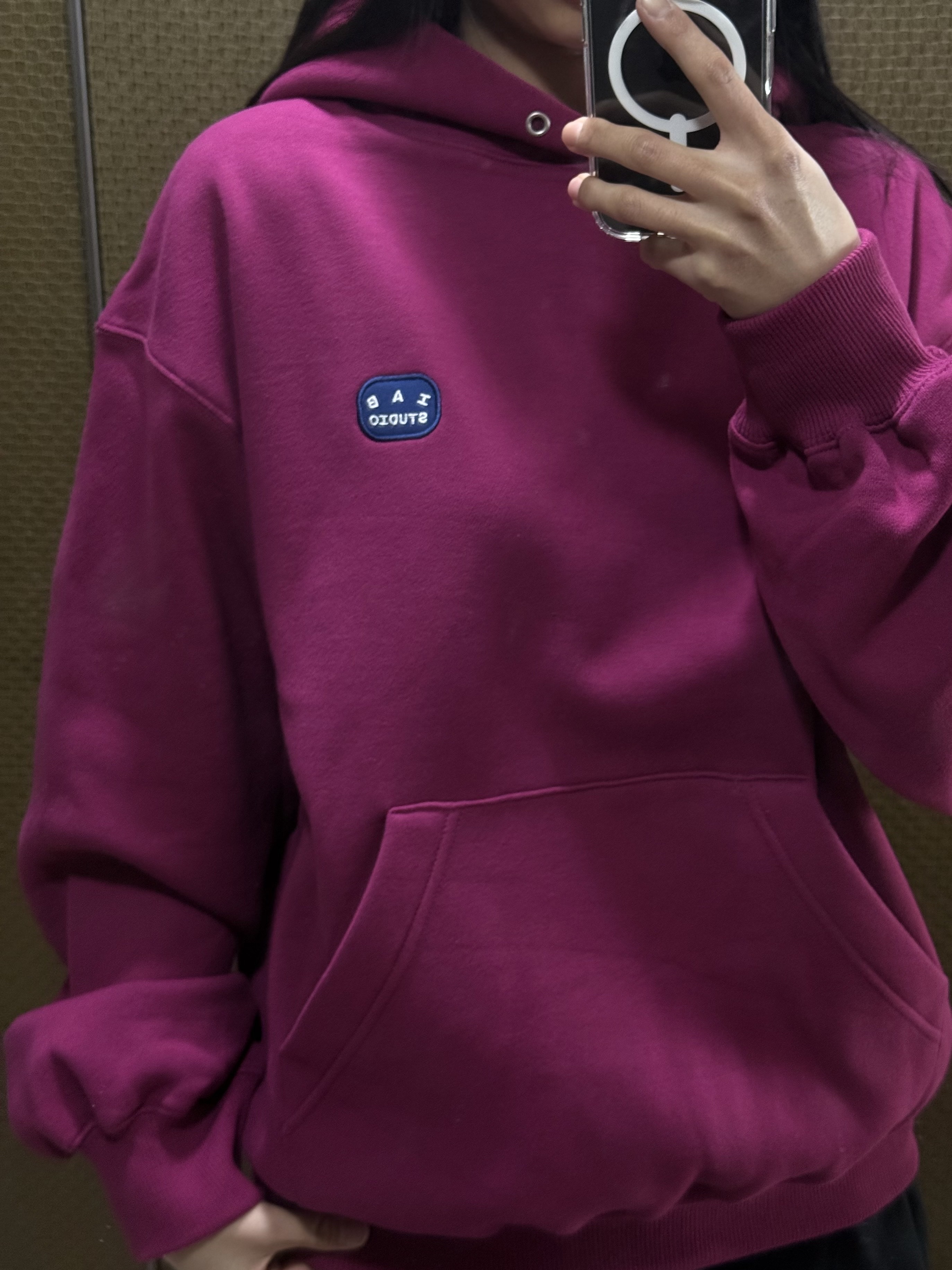 IAB Studio IAB Patch Hoodie Magenta 착용 스타일 - 2
