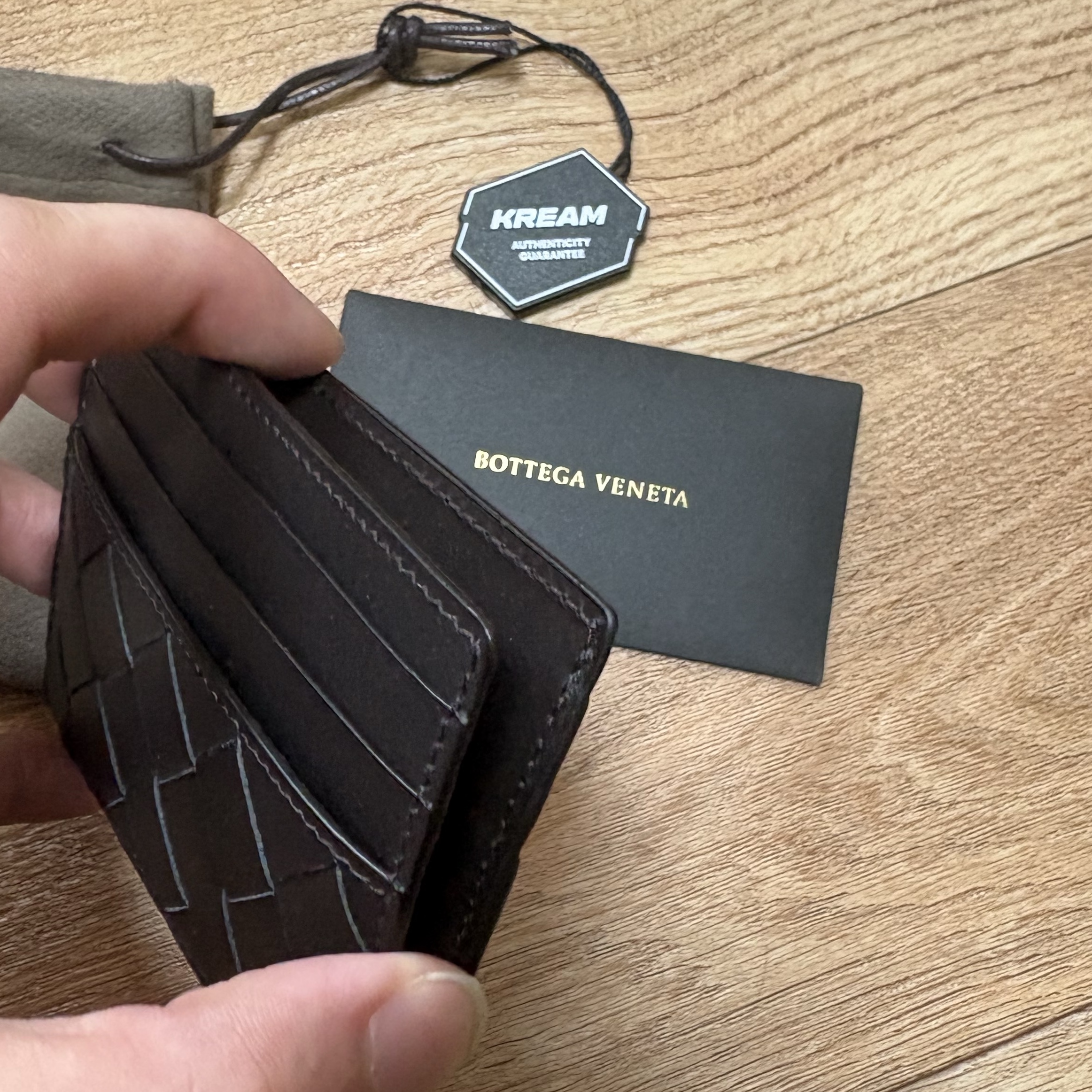 Bottega Veneta Intrecciato Credit Card Case Dark Brown 착용 스타일 - 3
