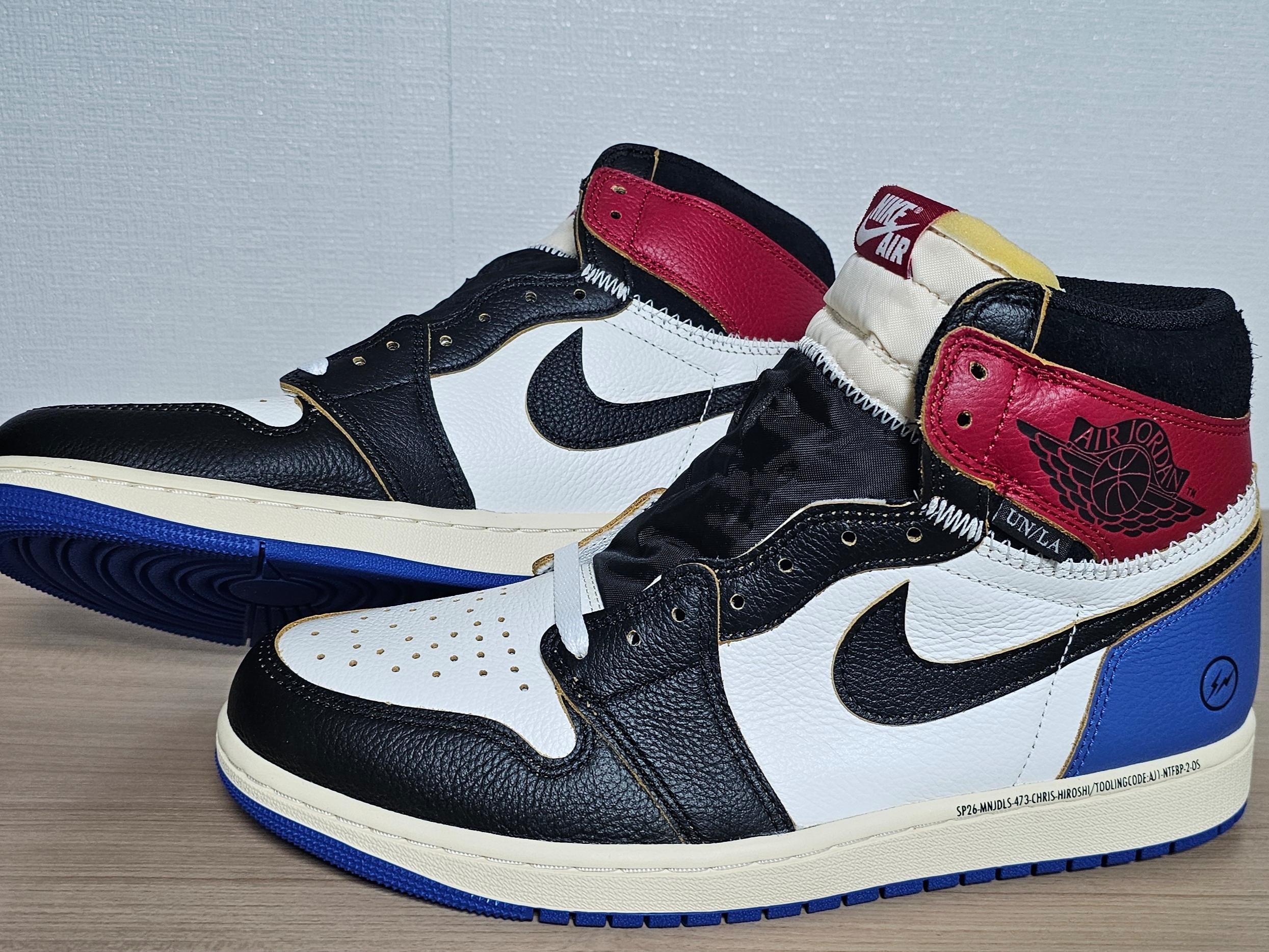 Jordan 1 x Fragment x Union LA Black and Varsity Red 착용 스타일 - 4