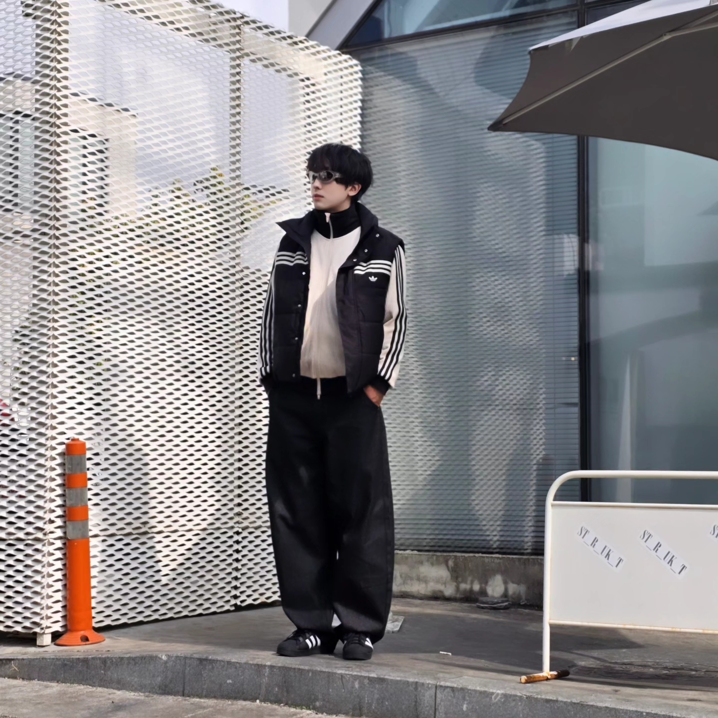 Adidas Originals 70s Padded Gilet Black - KR Sizing, Adidas Waffle Beckenbauer Track Top Wonder White - KR Sizing 착용 스타일 - 1