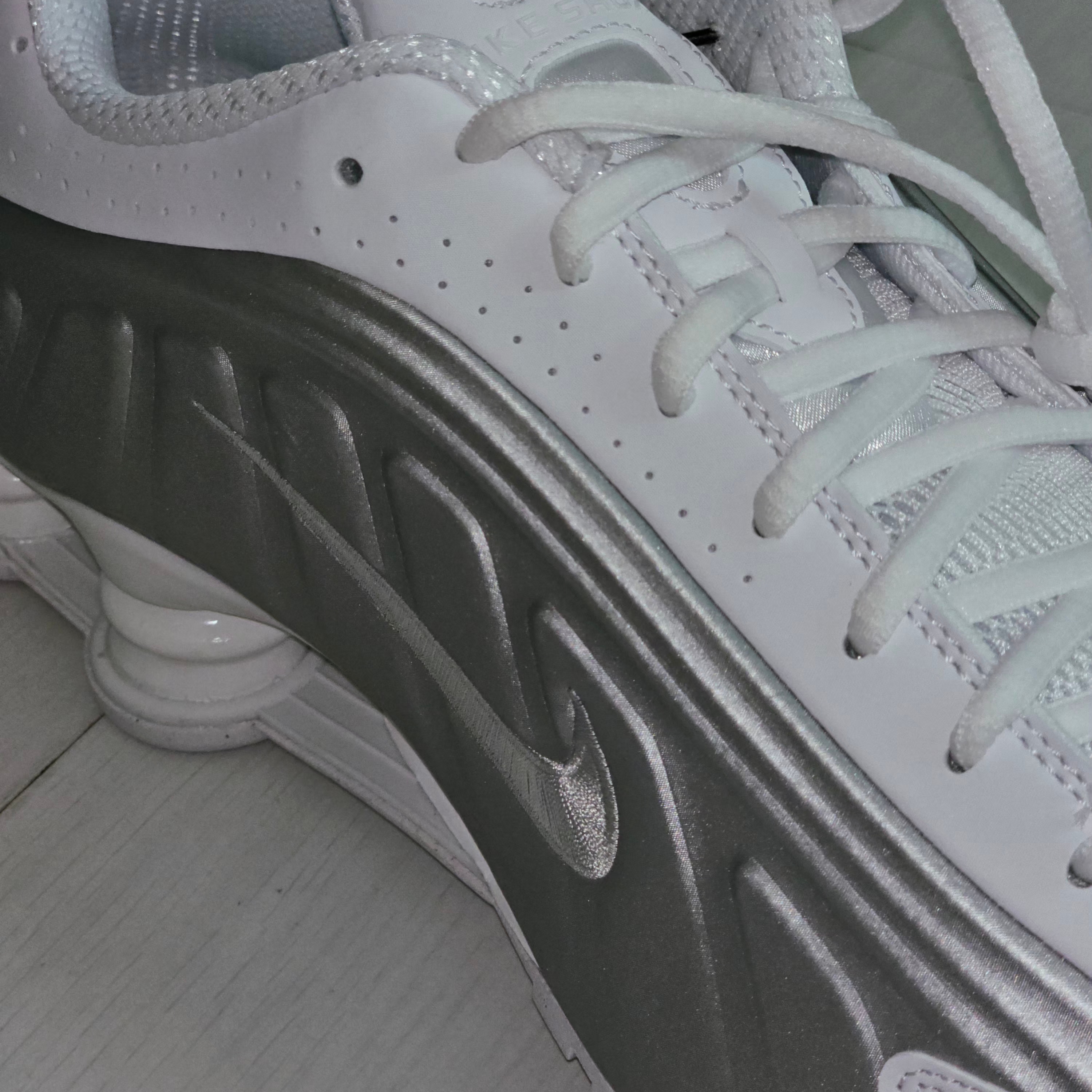 Nike Shox R4 White Bright Crimson 착용 스타일 - 3