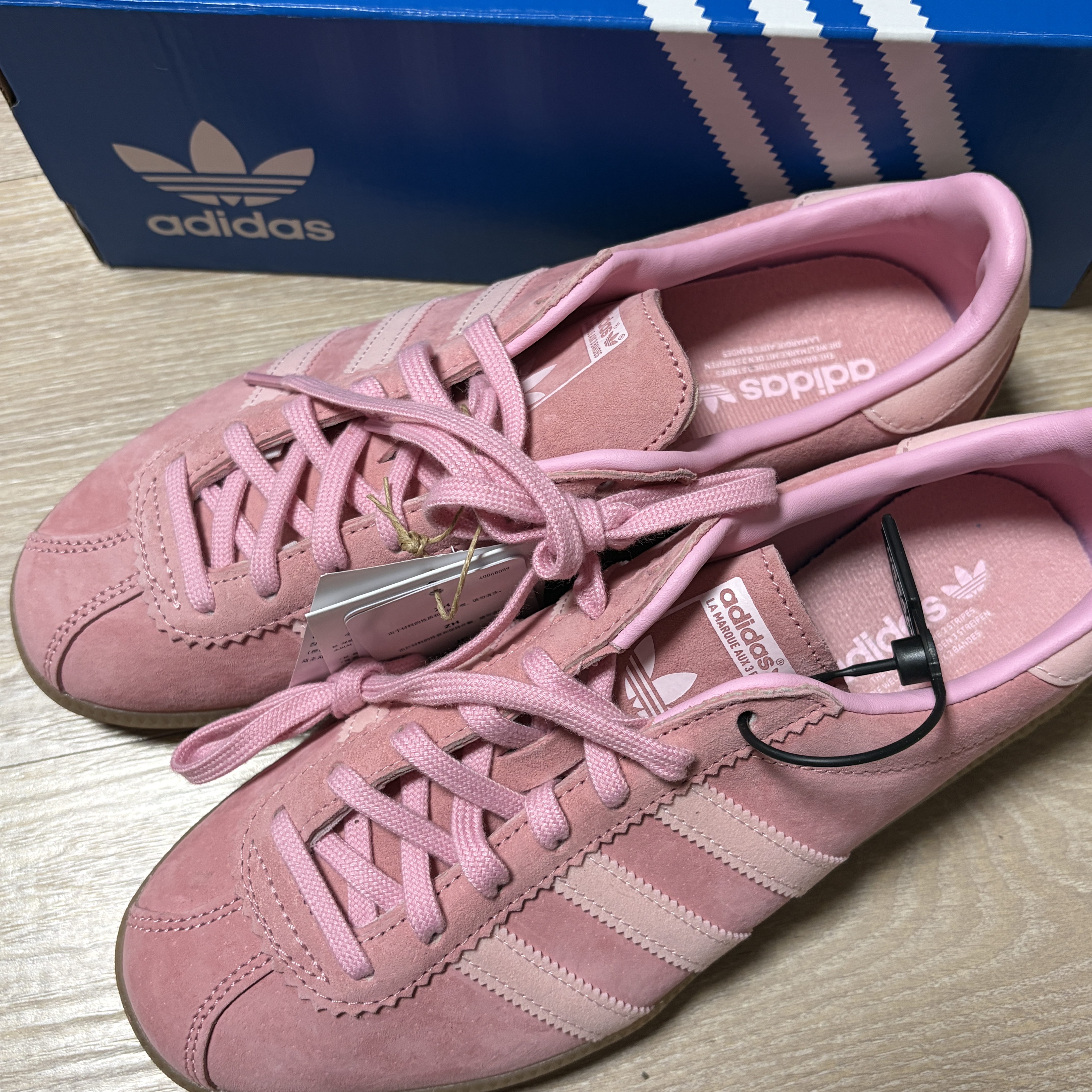 Adidas Bermuda Glow Pink 착용 스타일