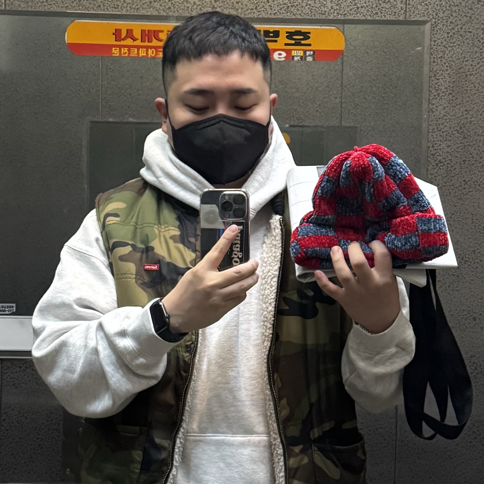 IAB Studio Hoodie Light Gray, Stussy Crochet Checkered Beanie Red 착용 스타일