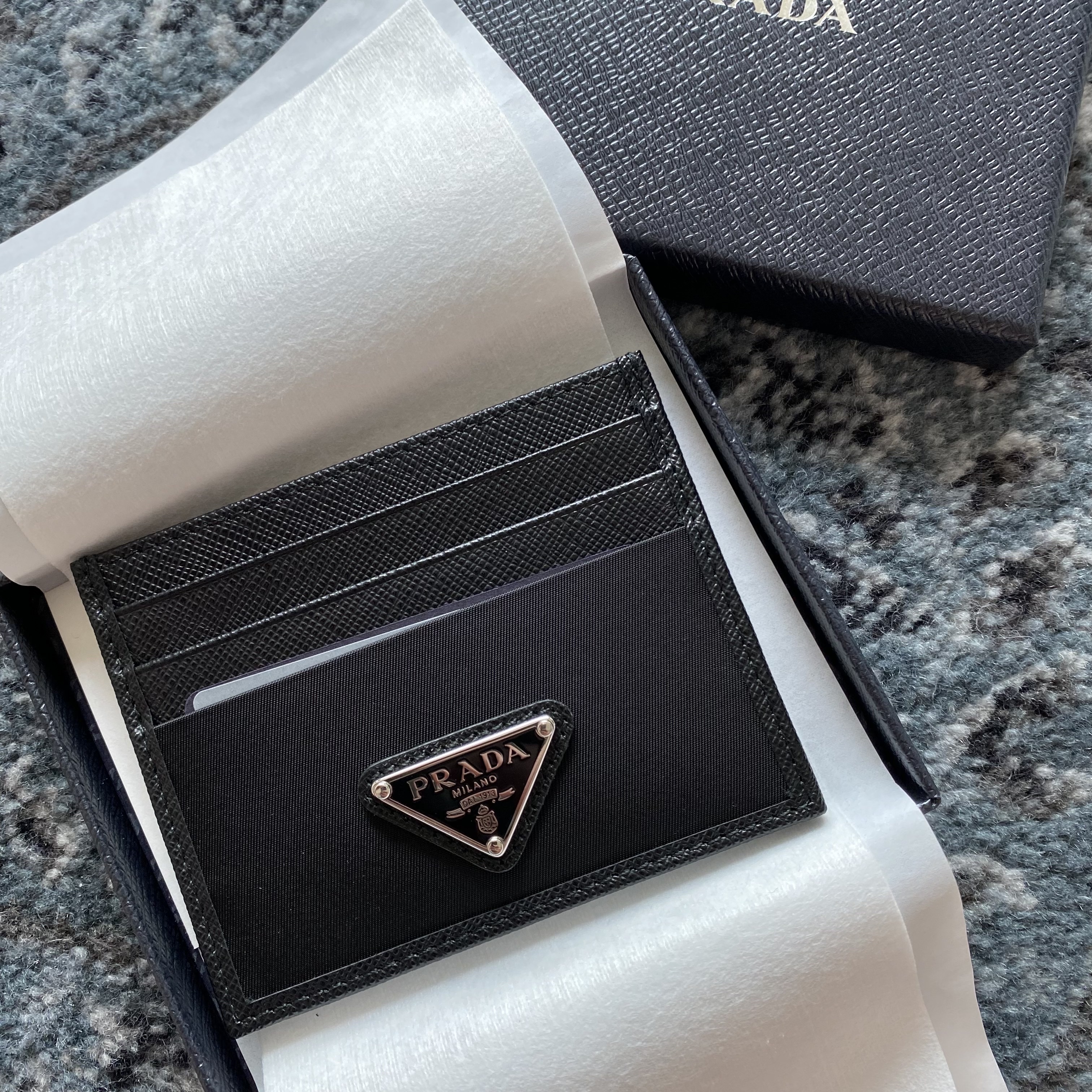 Prada Re-Nylon Saffiano Leather Card Holder Black 착용 스타일